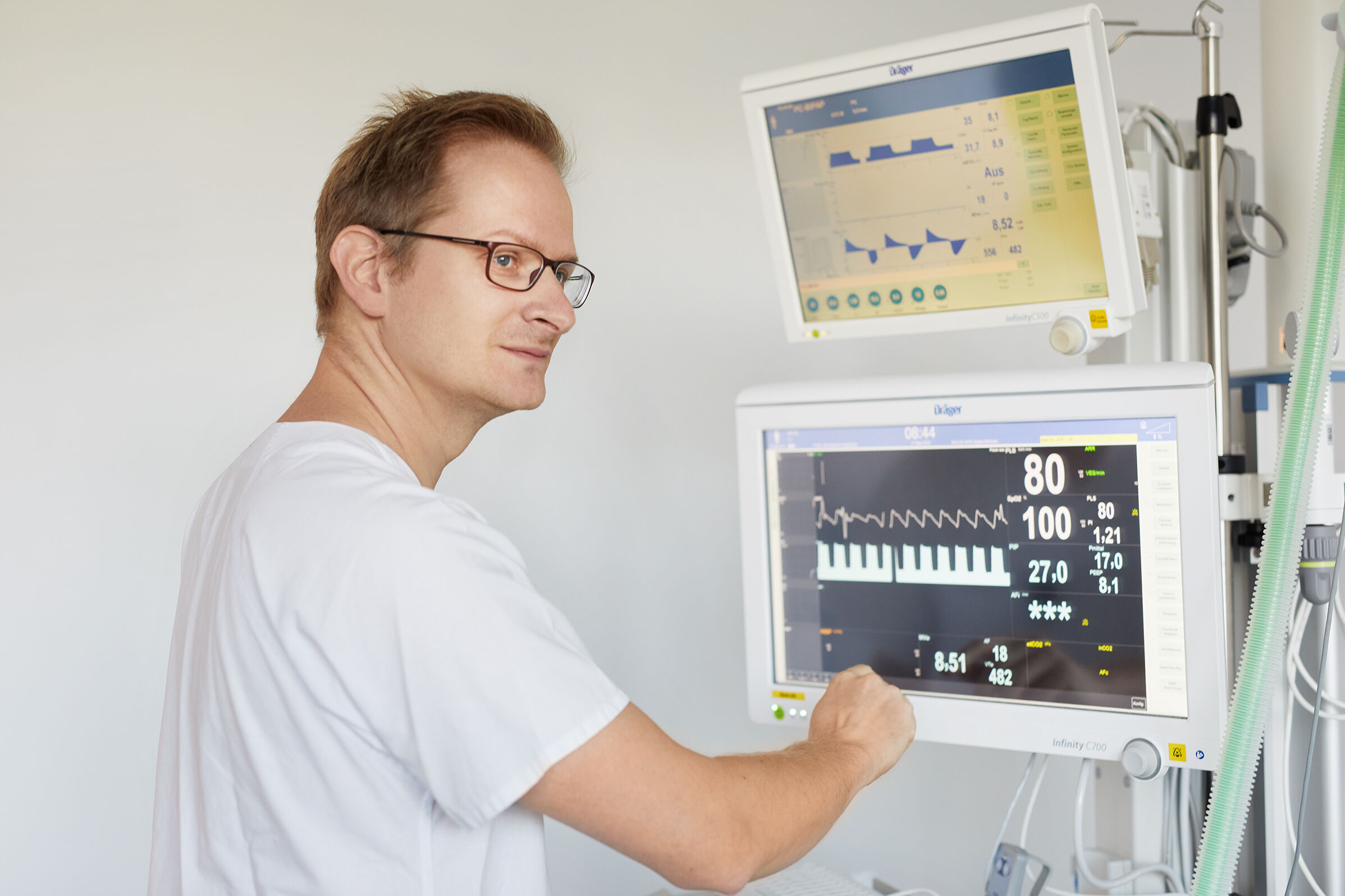 Herzfrequenz und Sauerstoffsättigung stimmen, zumindest auf den Überwachungsmonitoren. Wolfram Lamm vergewissert sich immer mit dem Blick zur Patientin.  