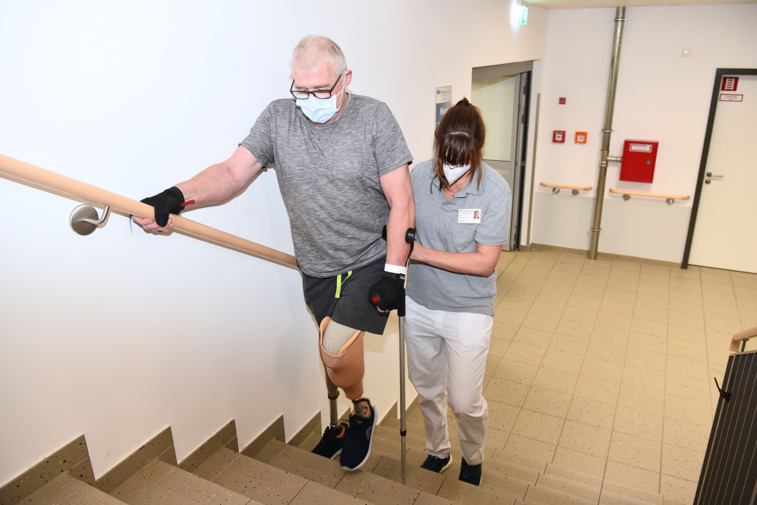 Patient Werner Stähler beim Treppensteigen mit Prothesen