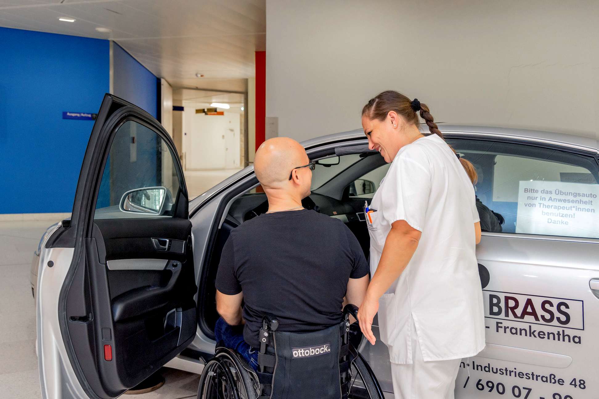 Querschnittpatient beim Training am Auto