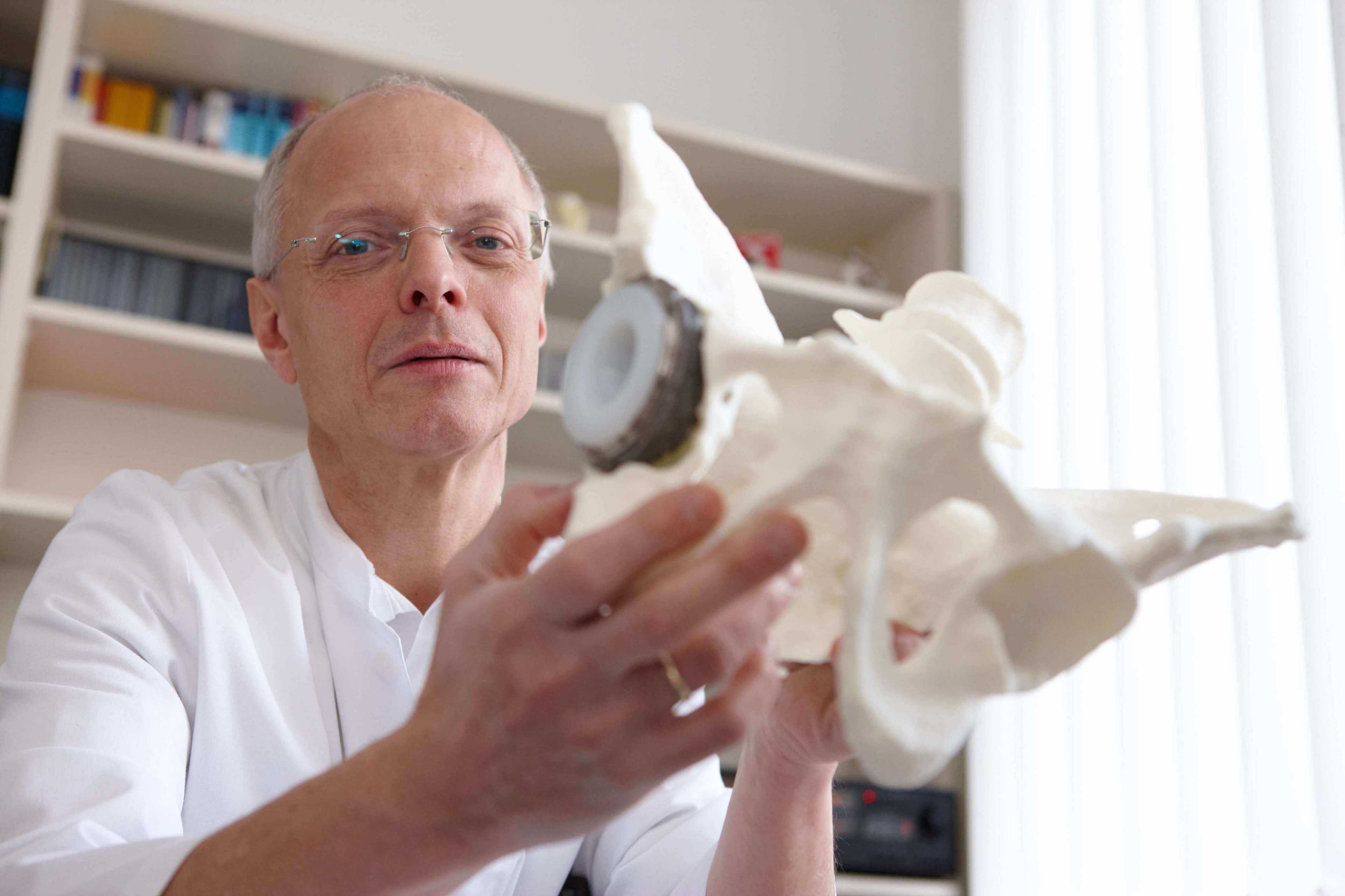 Dr. Peter-Michael Hax Dr. Peter-Michael Hax mit einer Knochennachbildung in der Hand