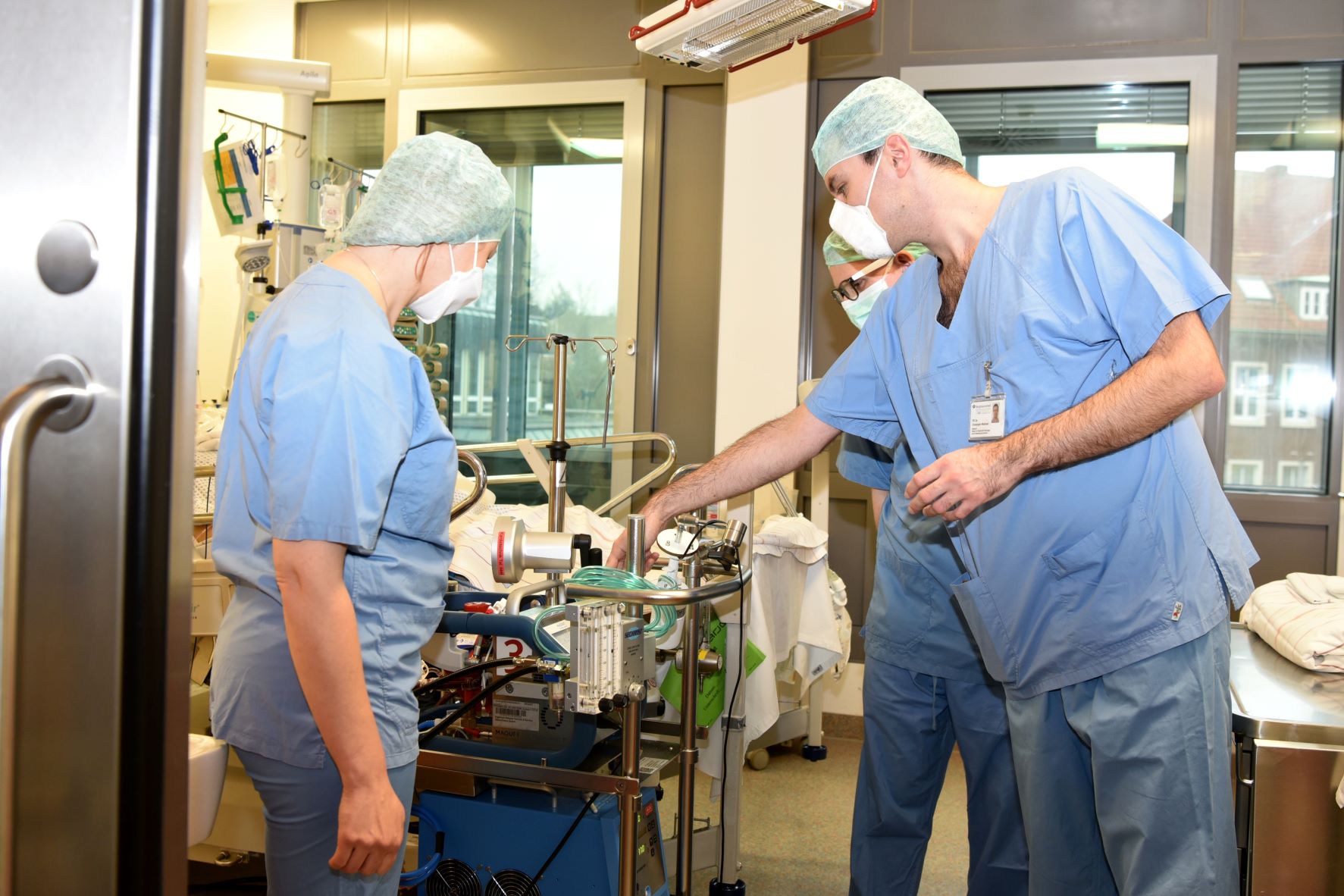 Oberarzt PD Dr. Christoph Wallner (rechts) erläutert Ärztin Tetiana B. (links) und Arzt Dmytro Z. aus der Ukraine die Versorgung von Brandverletzten auf der Intensivstation