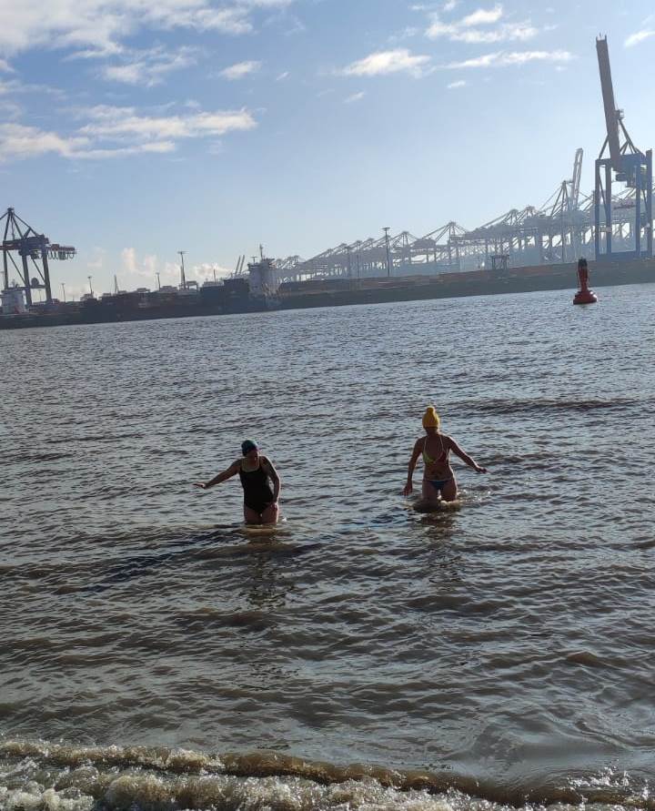 Zwei Eisbademeisters beim Bad in der Elbe.