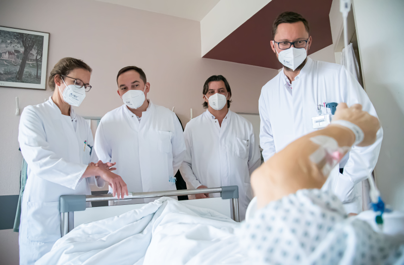 Personen v. l. n. r.: Dr. Kathleen Hennecke (BG Klinikum Hamburg), Anton Kovalenko (Kiew), Yevhen Homonai (Kiew), Mikalai Bohdan (BG Klinikum Hamburg)