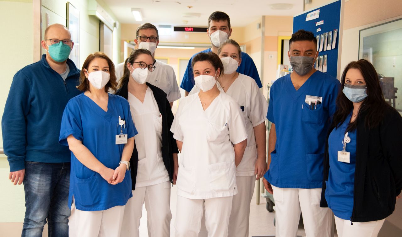 Das Team der 6A mit den Auszubildenden der Schülerstation.