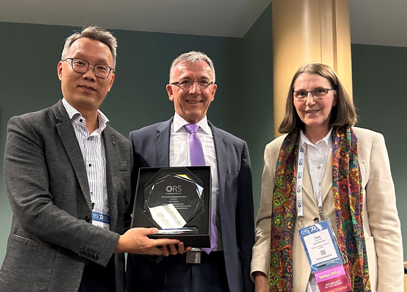 Dr. Ines Reichert vom King’s College Hospital London und Dr. Wing-Hoi Cheung, University of Hong Kong überreichen Prof. Dr. Augat (Mitte) die Auszeichnung der Orthopaedic Research Society.