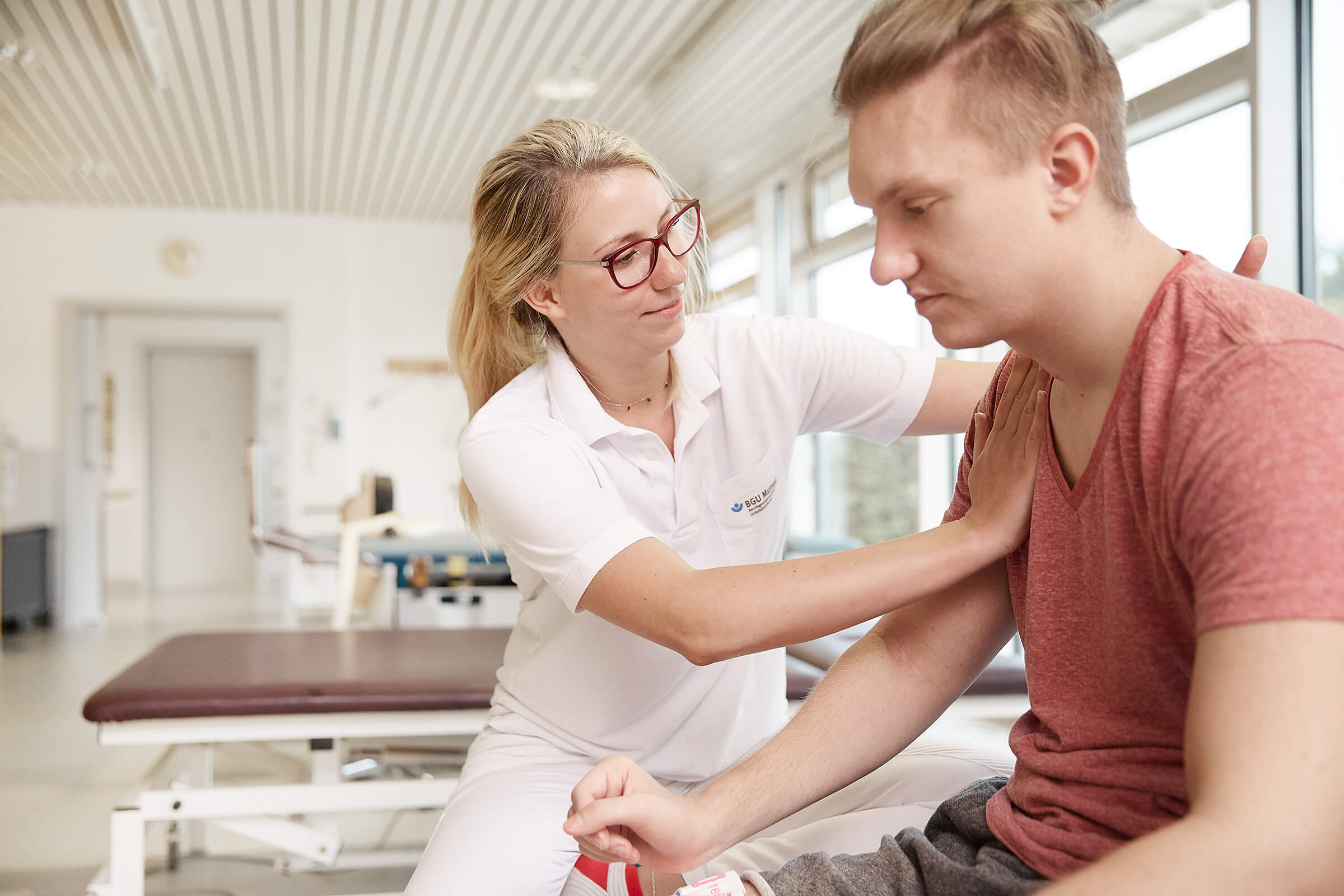 Physiotherapie Physiotherapeutin behandelt Patienten