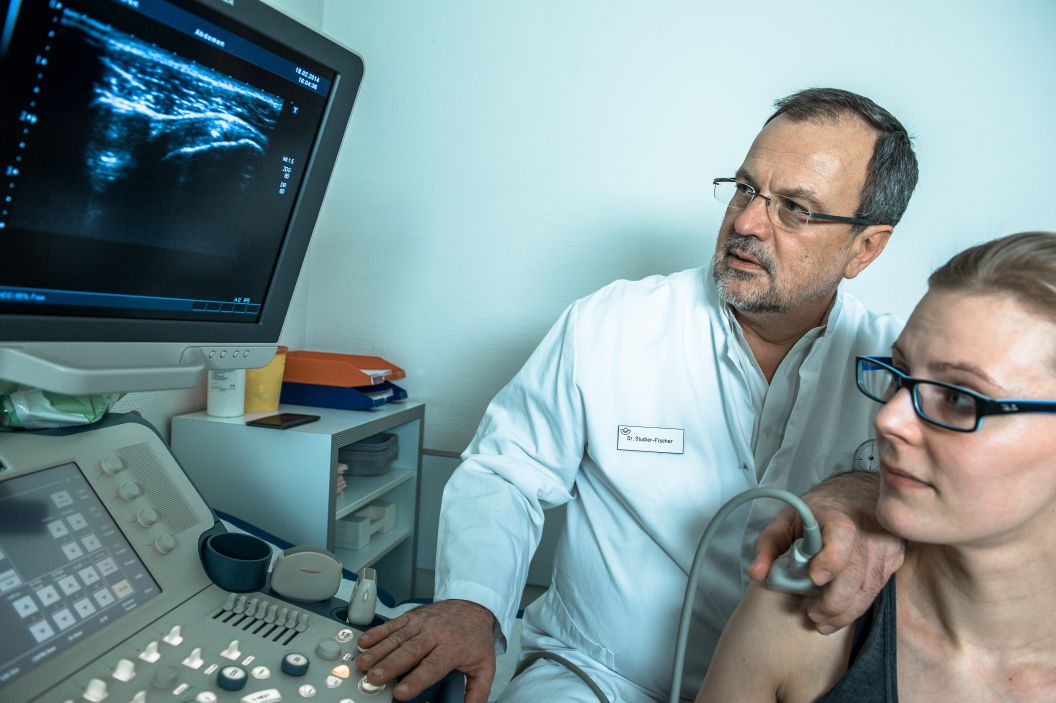 Fachbereich Schulterchirurgie Ellenbogenchirurgie Ein Arzt untersucht die Schulter einer Patientin