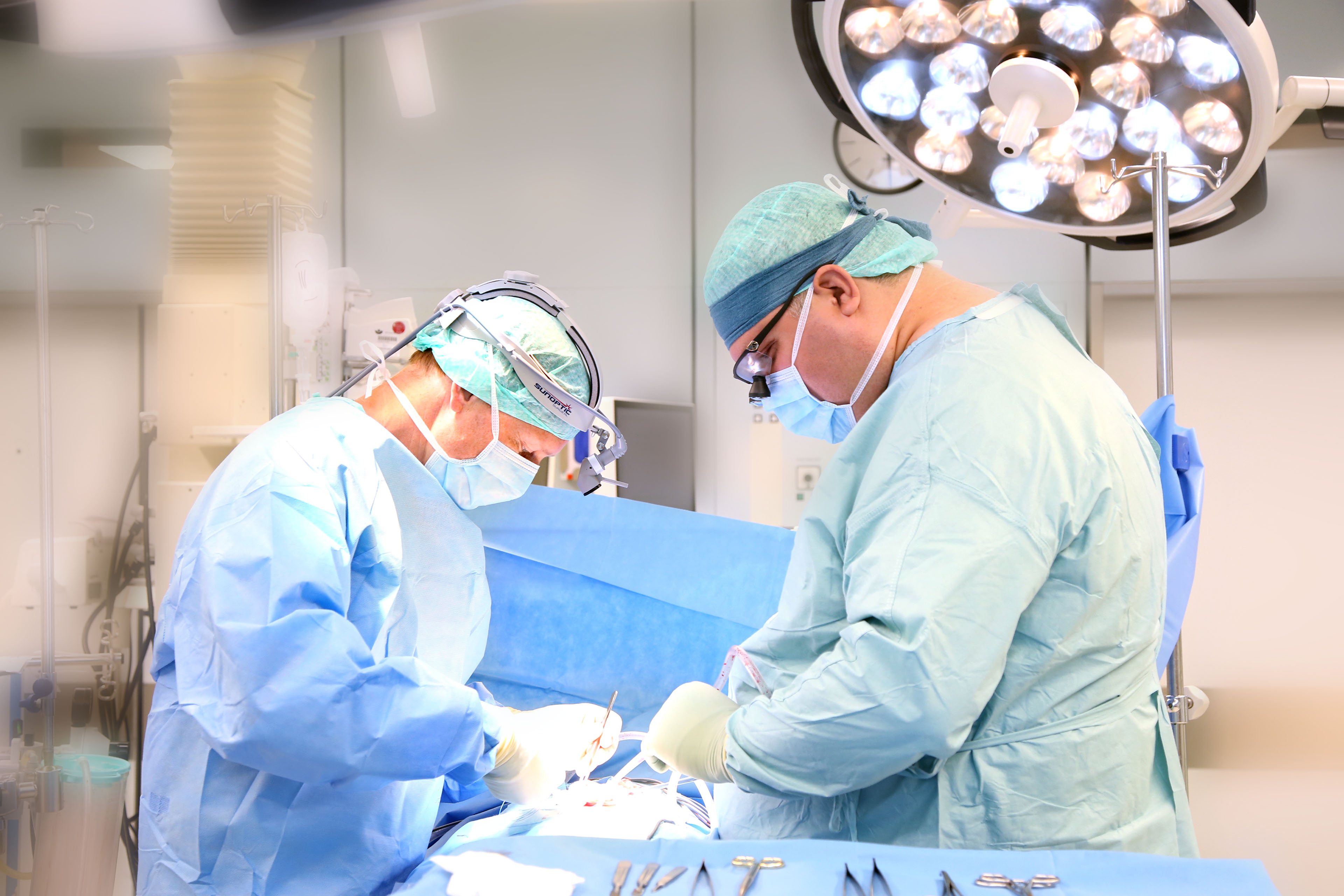 Die Wirbelsäulenchirurgie befasst sich mit der Behandlung von Erkrankungen und Verletzungen der gesamten Wirbelsäule und einzelner Wirbel, wie etwa der Halswirbel.