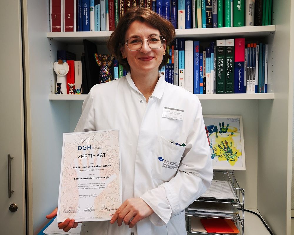 Prof. Leila Harhaus erhält Expertenzertifikat Handchirurgie 