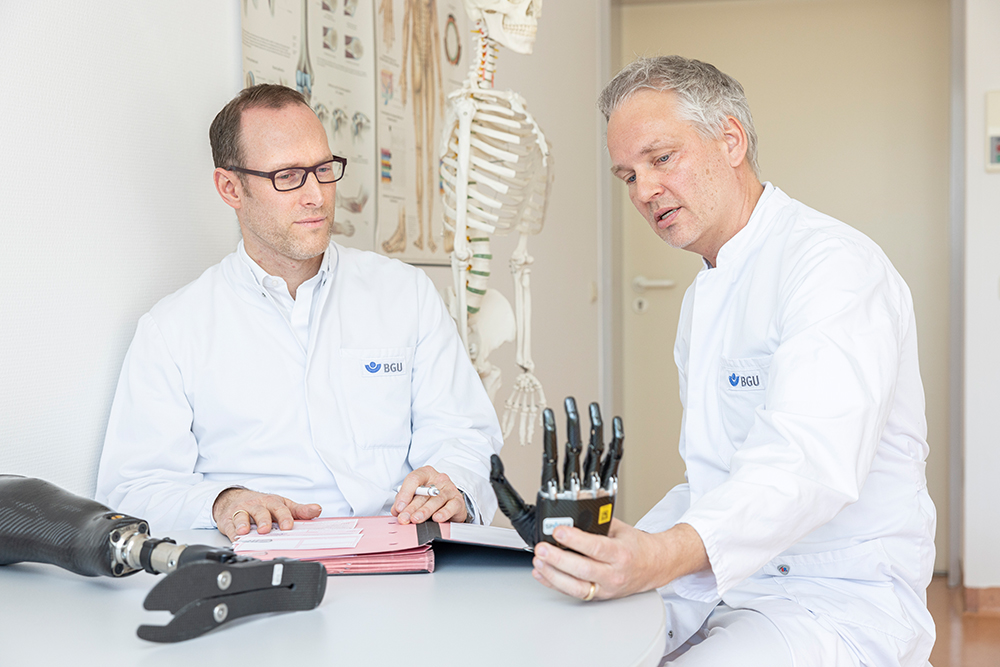 Dr. Sebastian Benner mit Handprothese