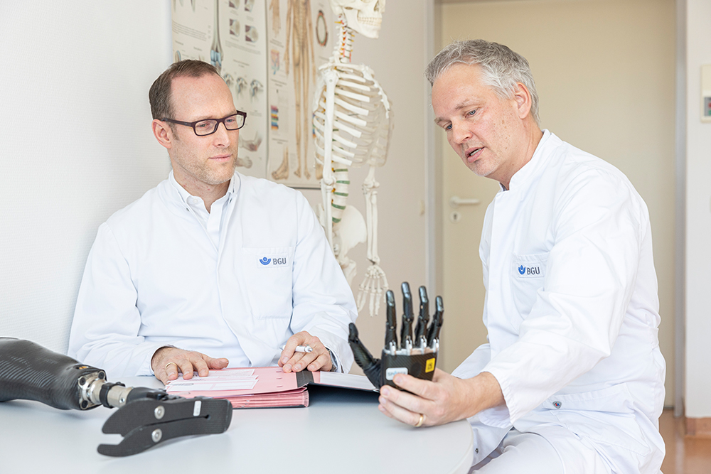 Dr. Sebastian Benner mit Handprothese Dr. Sebastian Benner mit Handprothese