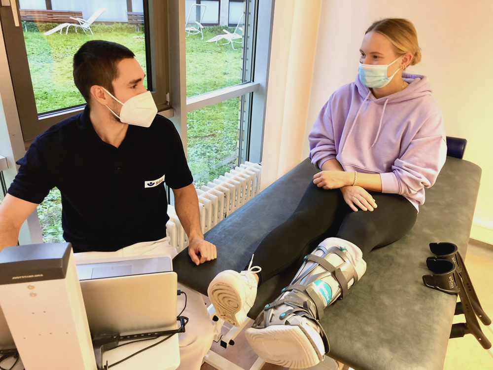 Therapeut im Gespräch mit KSR-Patientin Therapeut im Gespräch mit KSR-Patientin