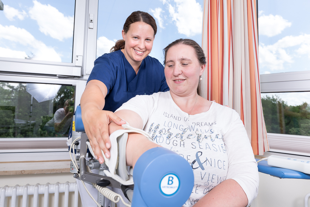 Pflege Pflegekraft versorgt Patientin