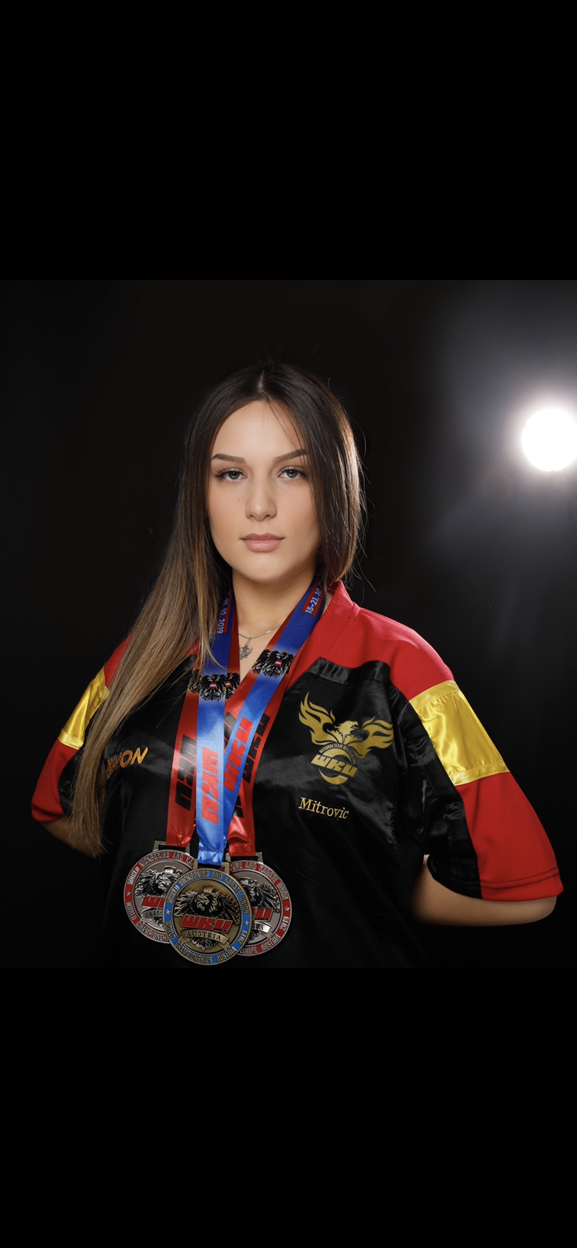 <p>Erfolgreiche Kickboxerin: Laura Adriana Mitrovic mit ihrer Medaillensammlung. (Bild: Laura Adriana Mitrovic)</p>