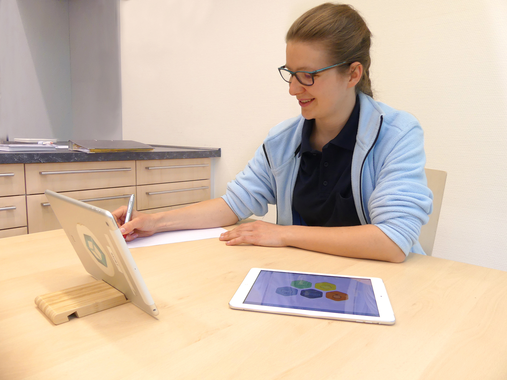 <p>Ergotherapeutin im Dialog mit einer Patientin. (Fotohinweis: BG Klinikum Duisburg)</p> <p>Ergotherapeutin im Dialog mit einer Patientin. (Fotohinweis: BG Klinikum Duisburg)</p>