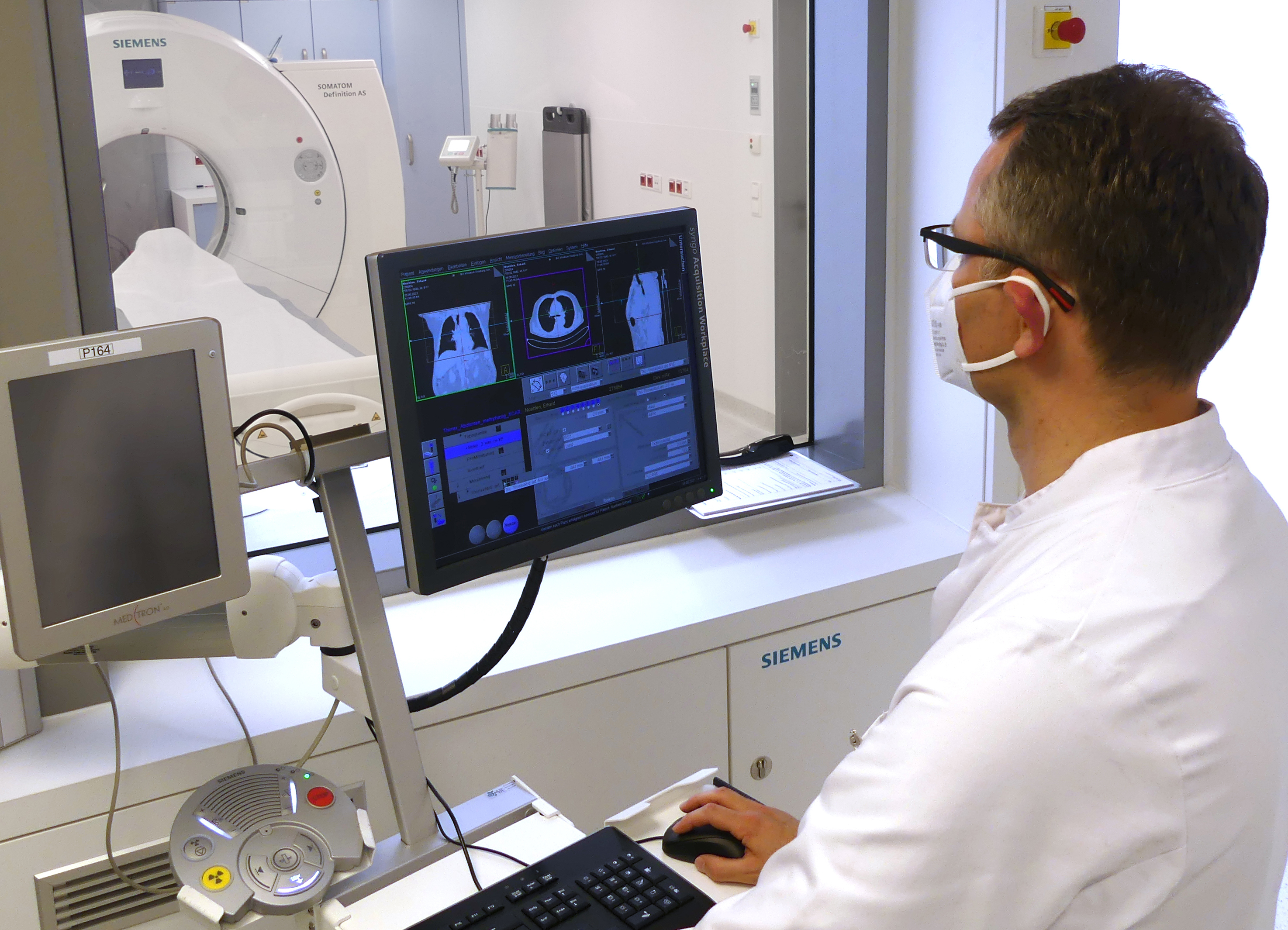 <p>Prof. Dr. med. Patric Kröpil bei der Arbeit mit dem neuen Gerät. (Bild: BG Klinikum Duisburg/Siemens)</p>