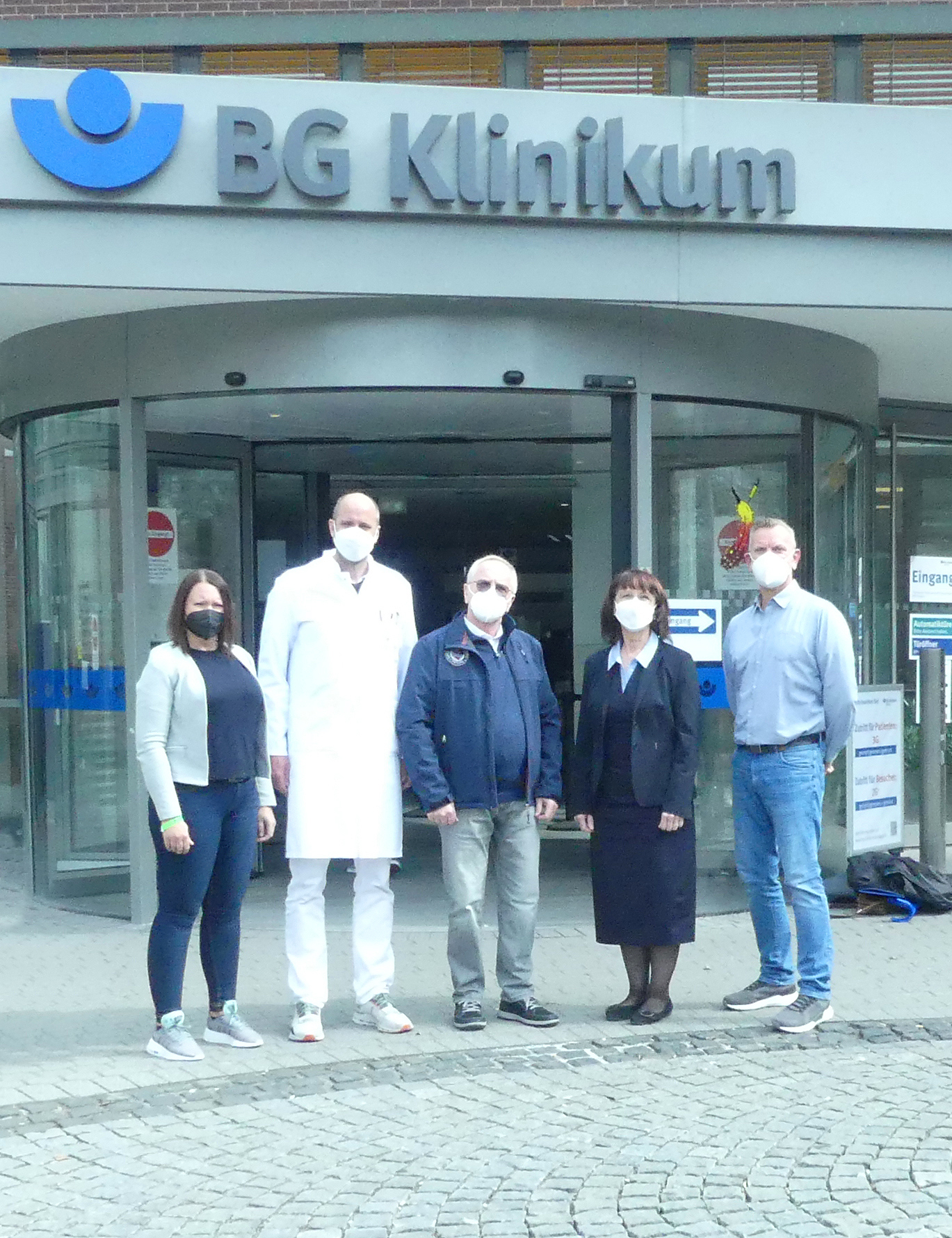 <p>Startschuss für die Kooperation: Laura Löffler, Bereichsleiterin Sportorganisation beim BRSNW (links), Dr. med. Christian Schmitz, Chefarzt der Klinik für Rehabilitation, konservative und technische Orthopädie in der Unfallklinik (zweiter von links), Reinhard Schneider, Vorsitzender des BRSNW (Mitte), Brigitte Götz, Geschäftsführerin des BG Klinikums (zweite von rechts), Lars Wiesel-Bauer, Geschäftsführer des BRSNW (rechts).</p>
<p>Foto: BG Klinikum Duisburg</p> <p>Startschuss für die Kooperation: Laura Löffler, Bereichsleiterin Sportorganisation beim BRSNW (links), Dr. med. Christian Schmitz, Chefarzt der Klinik für Rehabilitation, konservative und technische Orthopädie in der Unfallklinik (zweiter von links), Reinhard Schneider, Vorsitzender des BRSNW (Mitte), Brigitte Götz, Geschäftsführerin des BG Klinikums (zweite von rechts), Lars Wiesel-Bauer, Geschäftsführer des BRSNW (rechts).</p>
<p>Foto: BG Klinikum Duisburg</p>