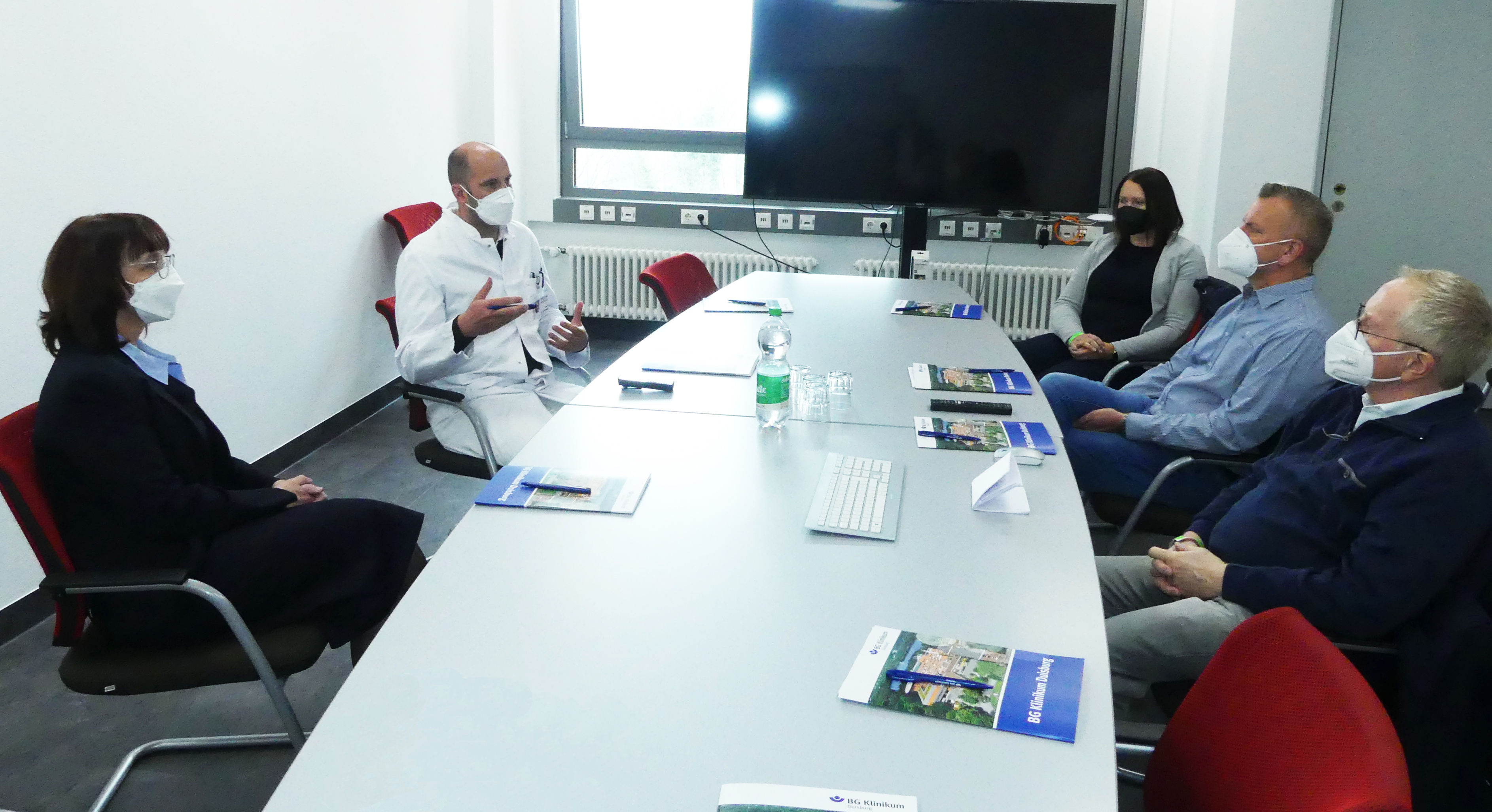 <p>Viele inhaltliche Gemeinsamkeiten: Brigitte Götz, Geschäftsführerin des BG Klinikums (links), Dr. med. Christian Schmitz, Chefarzt der Klinik für Rehabilitation, konservative und technische Orthopädie in der Unfallklinik (zweiter von links), Laura Löffler, Bereichsleiterin Sportorganisation beim BRSNW (Mitte), Lars Wiesel-Bauer, Geschäftsführer des BRSNW (zweiter von rechts), Reinhard Schneider, Vorsitzender des BRSNW (rechts) im Gespräch.</p>
<p>Foto: BG Klinikum Duisburg</p> <p>Viele inhaltliche Gemeinsamkeiten: Brigitte Götz, Geschäftsführerin des BG Klinikums (links), Dr. med. Christian Schmitz, Chefarzt der Klinik für Rehabilitation, konservative und technische Orthopädie in der Unfallklinik (zweiter von links), Laura Löffler, Bereichsleiterin Sportorganisation beim BRSNW (Mitte), Lars Wiesel-Bauer, Geschäftsführer des BRSNW (zweiter von rechts), Reinhard Schneider, Vorsitzender des BRSNW (rechts) im Gespräch.</p>
<p>Foto: BG Klinikum Duisburg</p>
