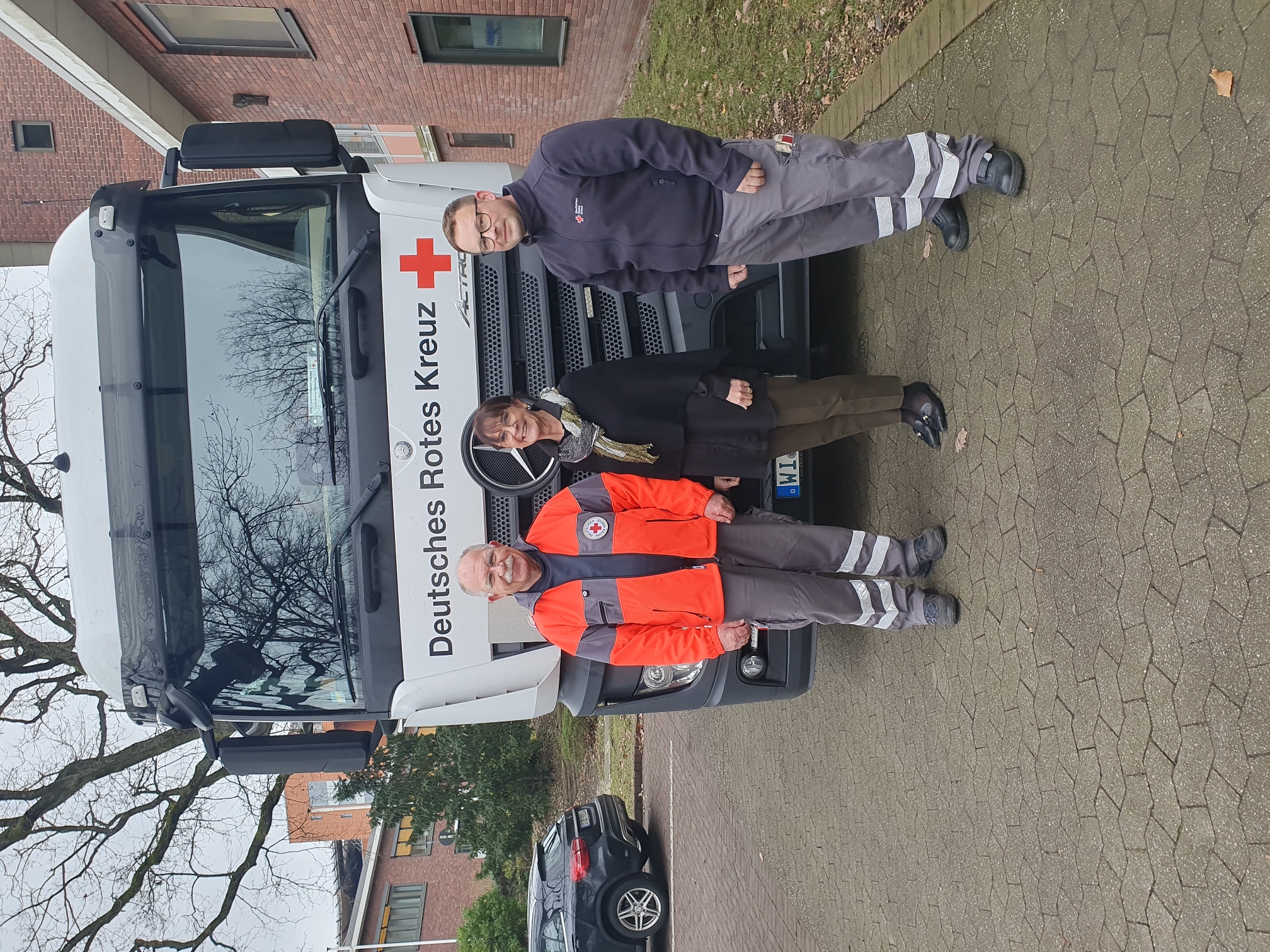 <p>Das DRK-Team und Brigitte Götz-Paul freuen sich über die gelungene Spendenaktion. (Bild: BG Klinikum Duisburg)</p>