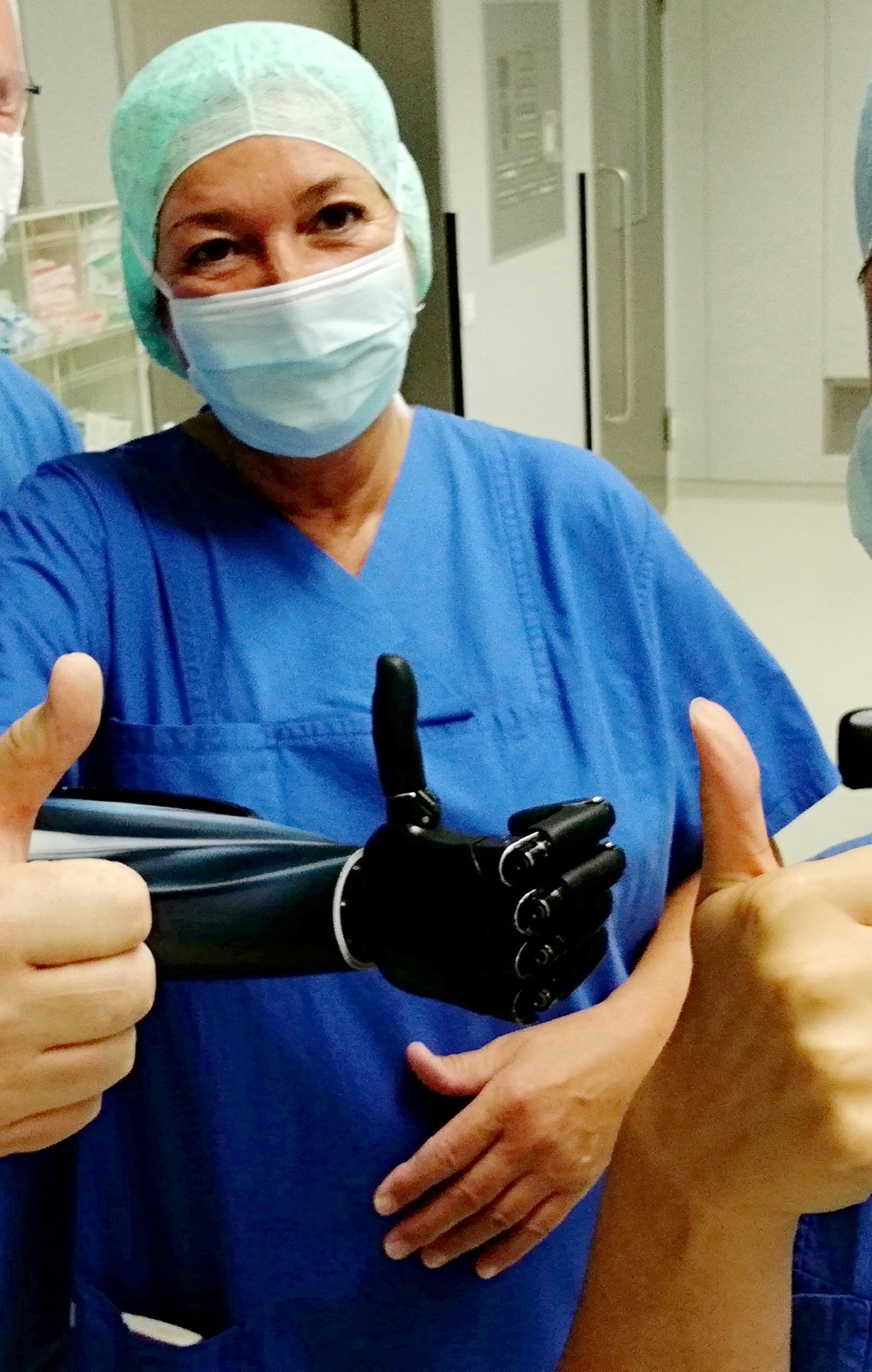 <p>High-Tech-Prothese ermöglicht Rückkehr in den Beruf als OP-Schwester. (Bild: Britta Meinecke-Allekotte / BG Klinikum Duisburg)</p>