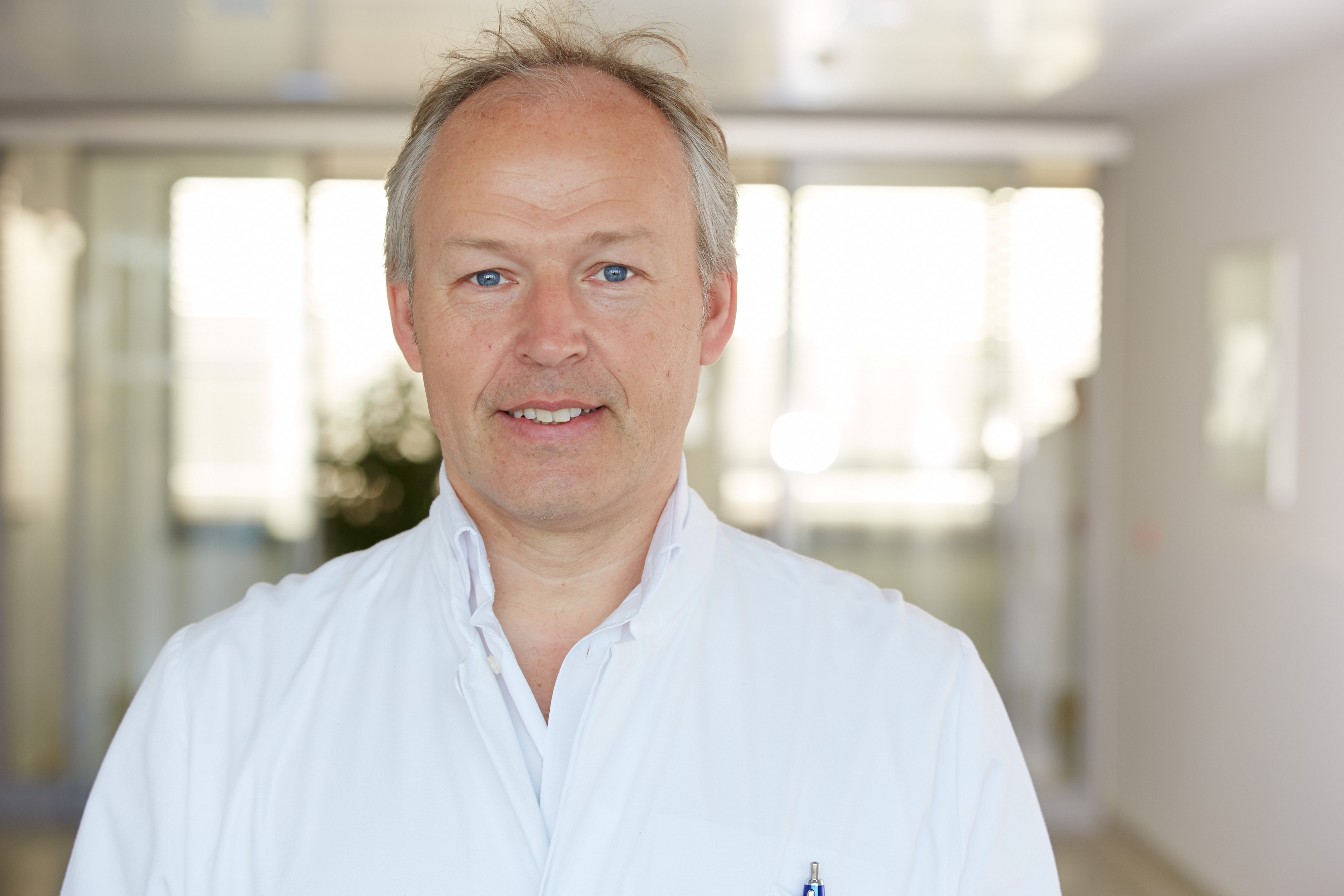 <p>Prof. Dr. Heinz-Herbert Homann, Chefarzt der Klinik für Handchirurgie, Plastische Chirurgie und Zentrum für Schwerbrandverletzte. (Bild: BG Klinikum Duisburg / Marcus Gloger / cap communications)</p> <p>Prof. Dr. Heinz-Herbert Homann, Chefarzt der Klinik für Handchirurgie, Plastische Chirurgie und Zentrum für Schwerbrandverletzte. (Bild: BG Klinikum Duisburg / Marcus Gloger / cap communications)</p>