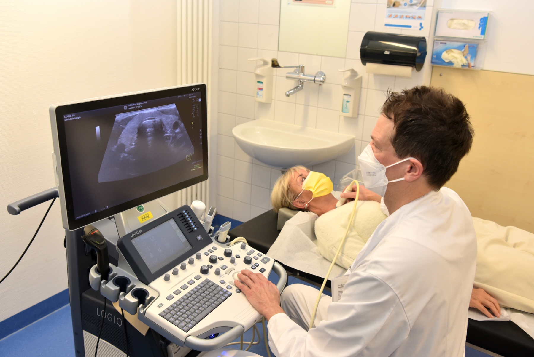 Arzt führt Ultraschalluntersuchung bei einer Patientin durch. Arzt führt Ultraschalluntersuchung bei einer Patientin durch.