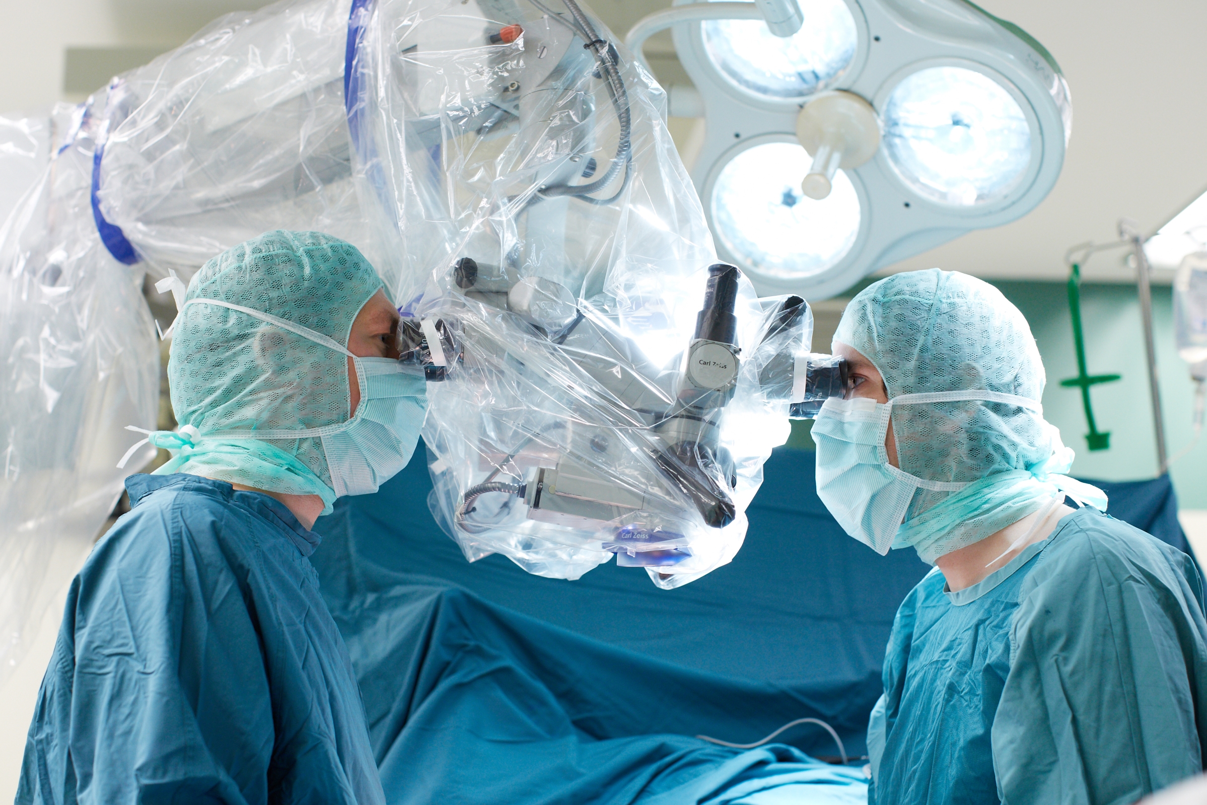 Plastische Chirurgen im OP-Saal bei einem Eingriff am Patienten