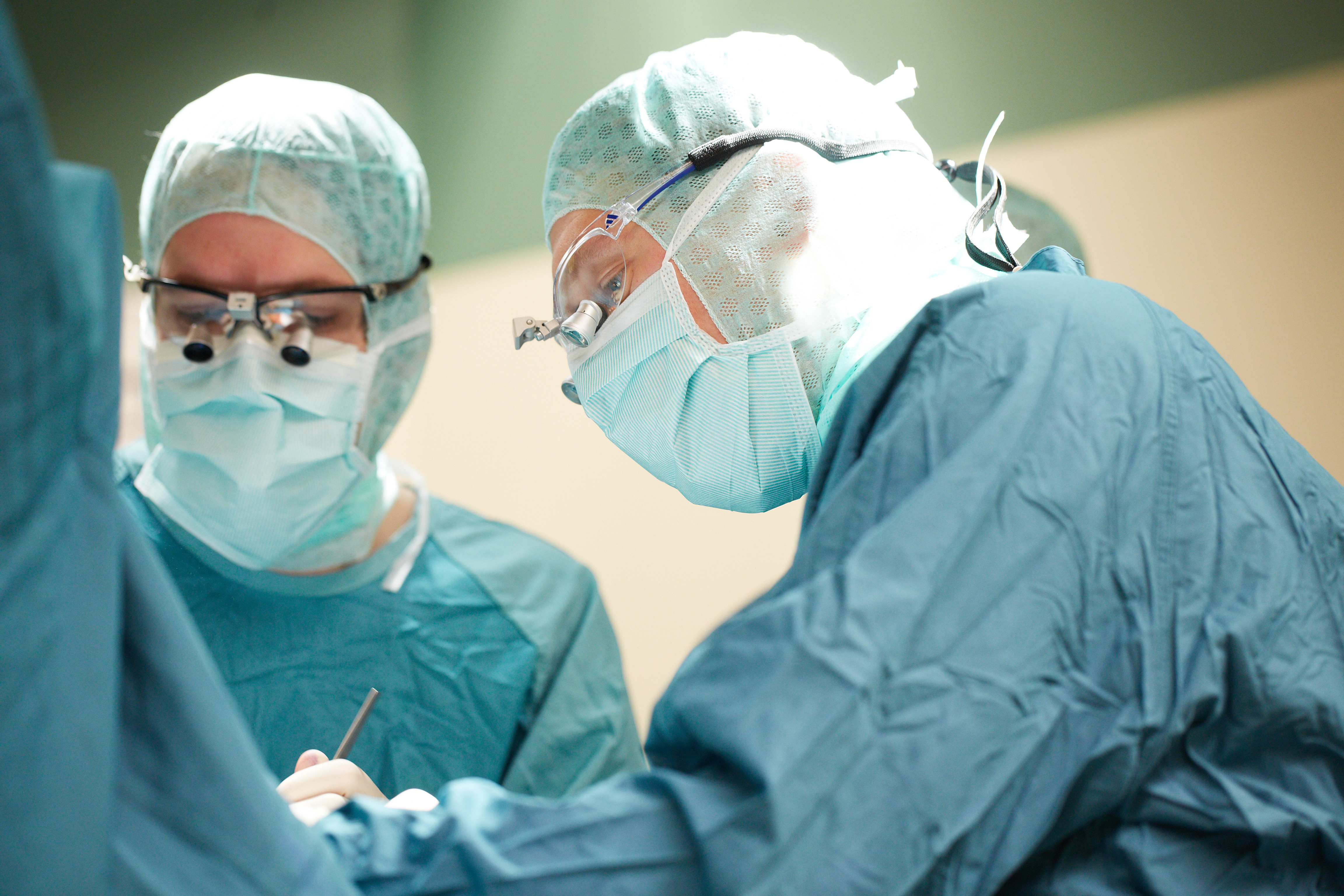 Chirurgen bei einem Eingriff im OP-Zentrum des Bergmannsheils