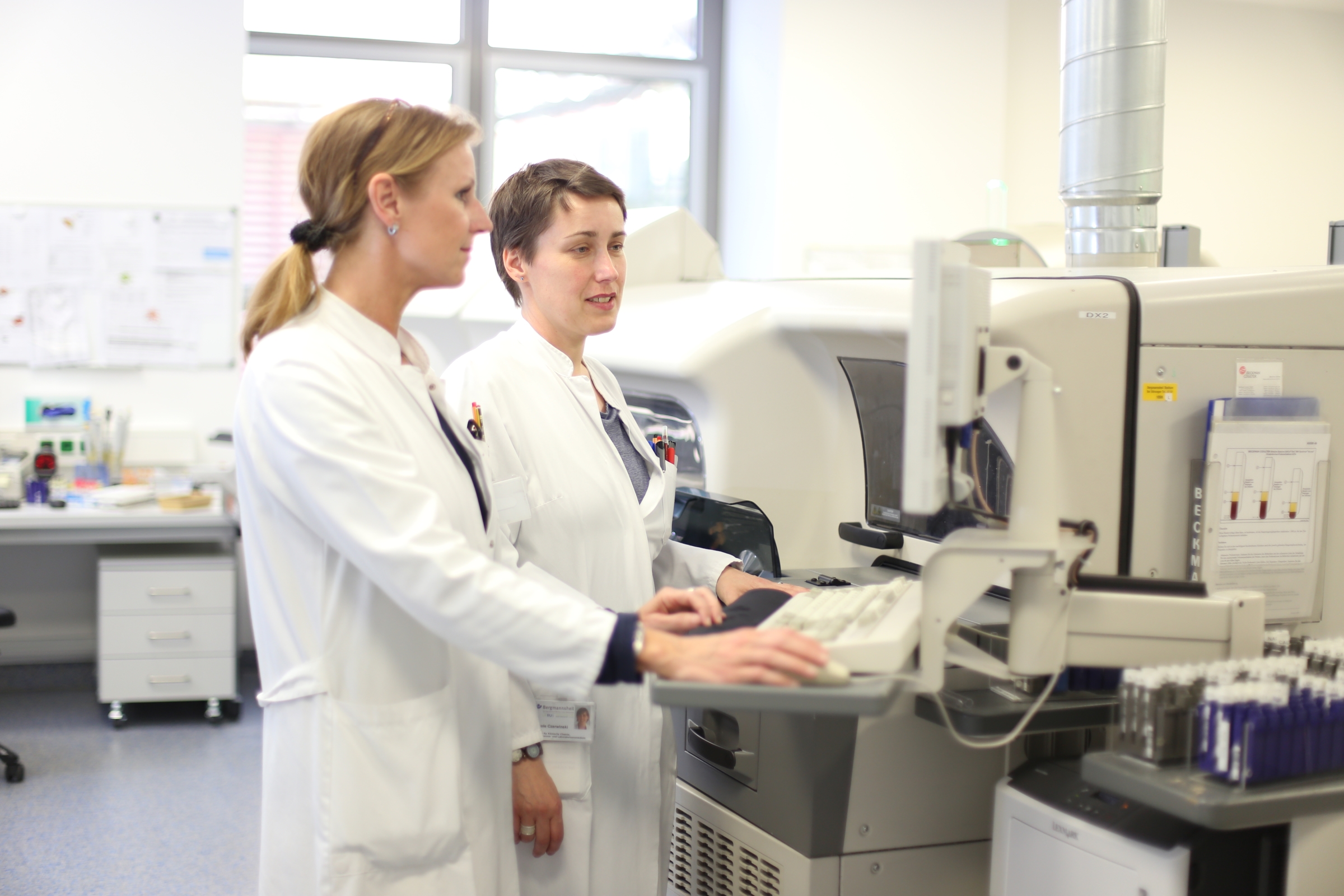 Mitarbeiterinnen des Labors bei der Probenanalyse