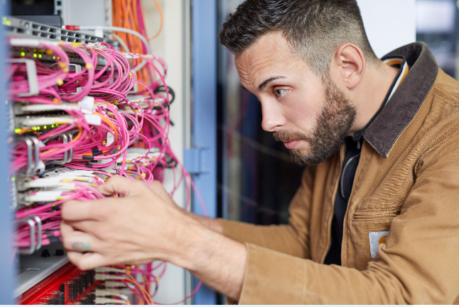 BG Kliniken IT und Digitalisierung IT-Techniker bei der Arbeit am Server
