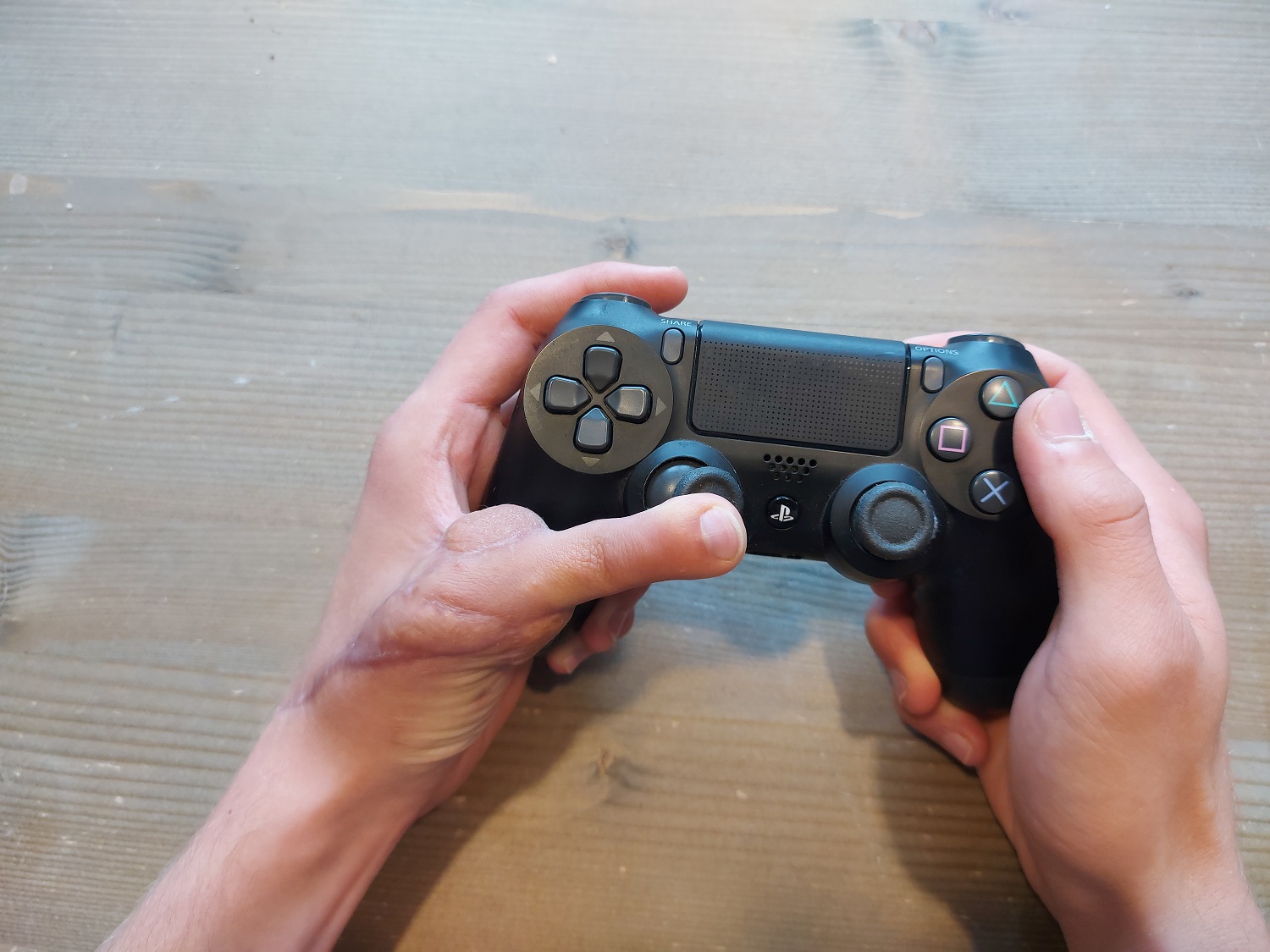 Zwei Hände bedienen einen Gaming Joystick