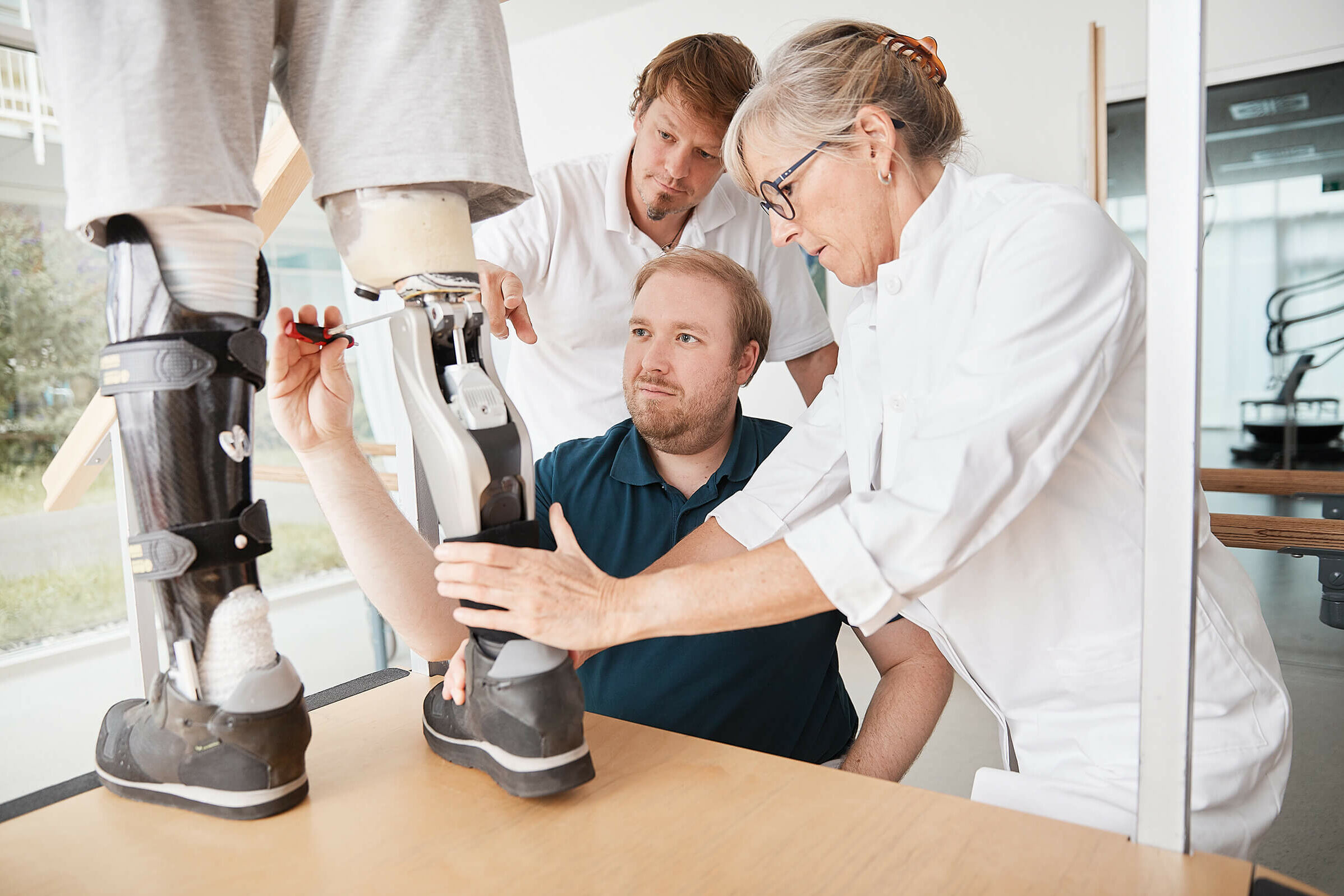 Mitarbeiter beim Einstellen einer Prothese