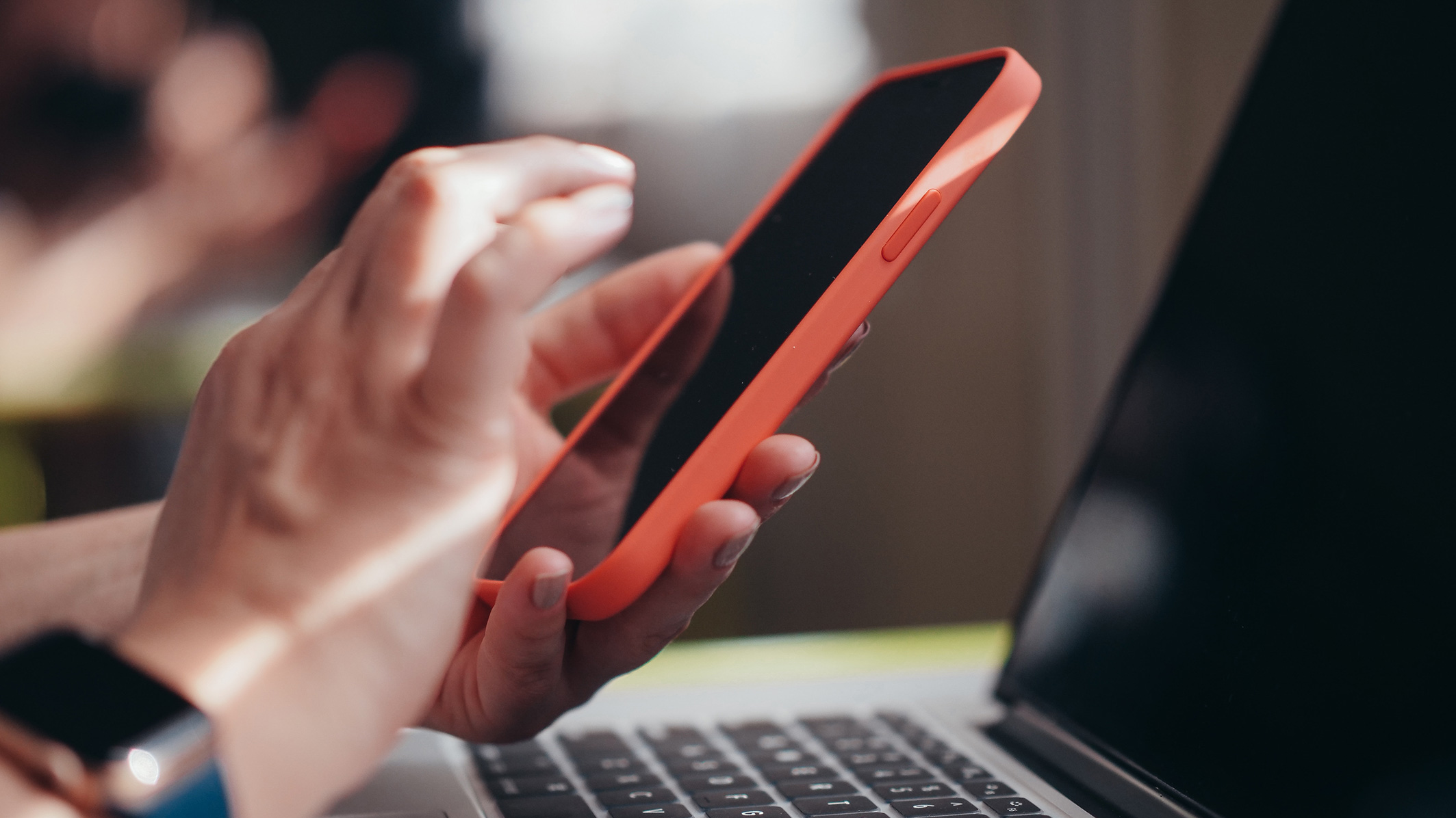 Compliance-Hinweis Hand tippt auf Smartphone