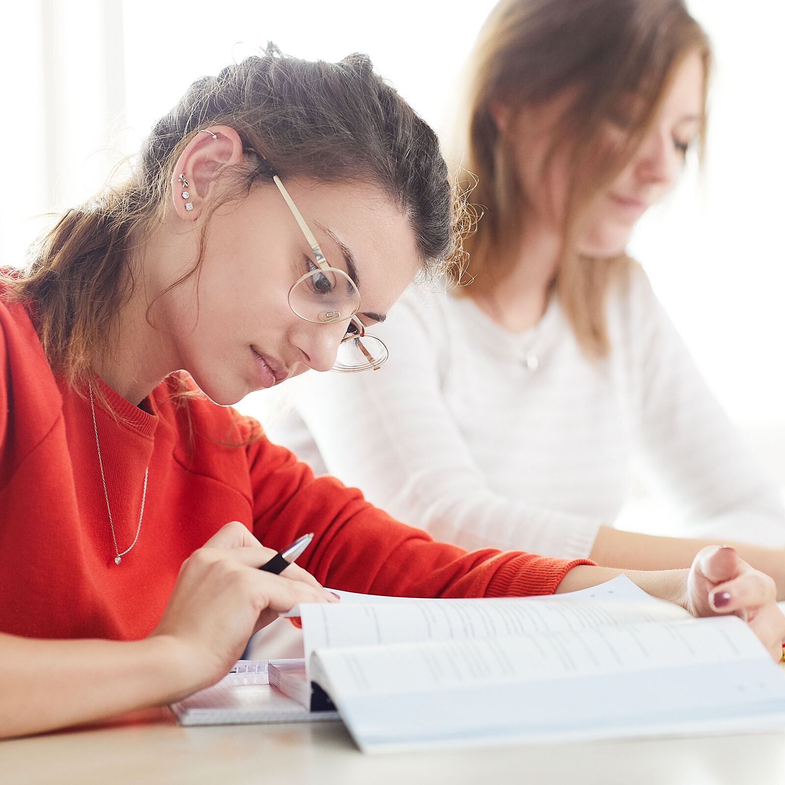 Studentinnen am Schreibtisch