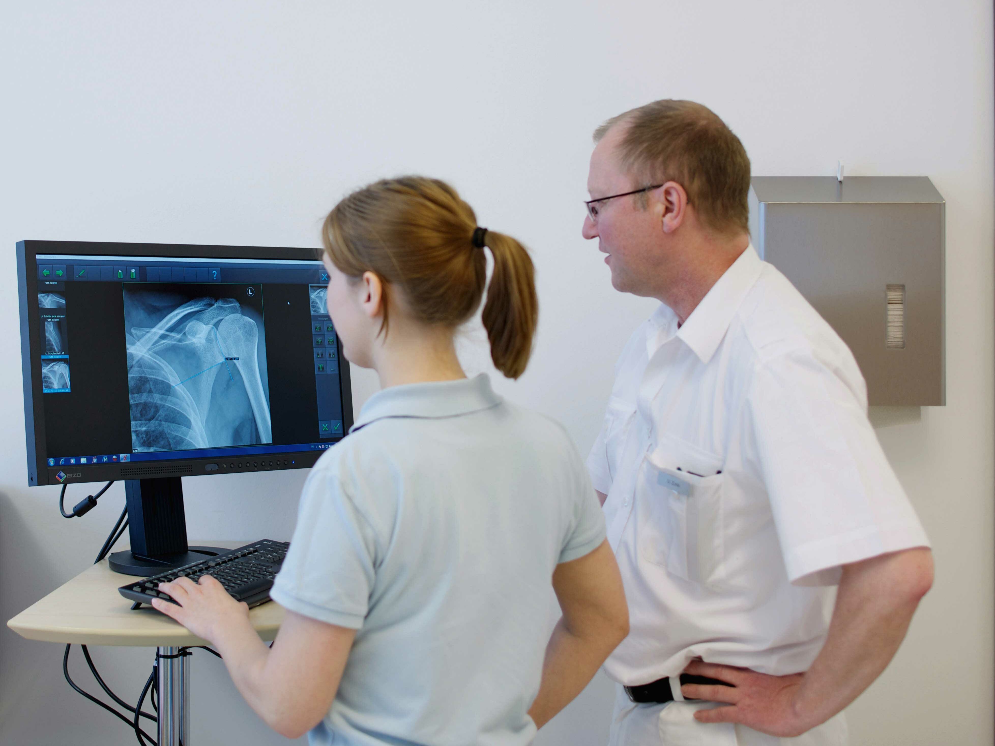 Mediziner und MTA betrachten ein Röntgenbild