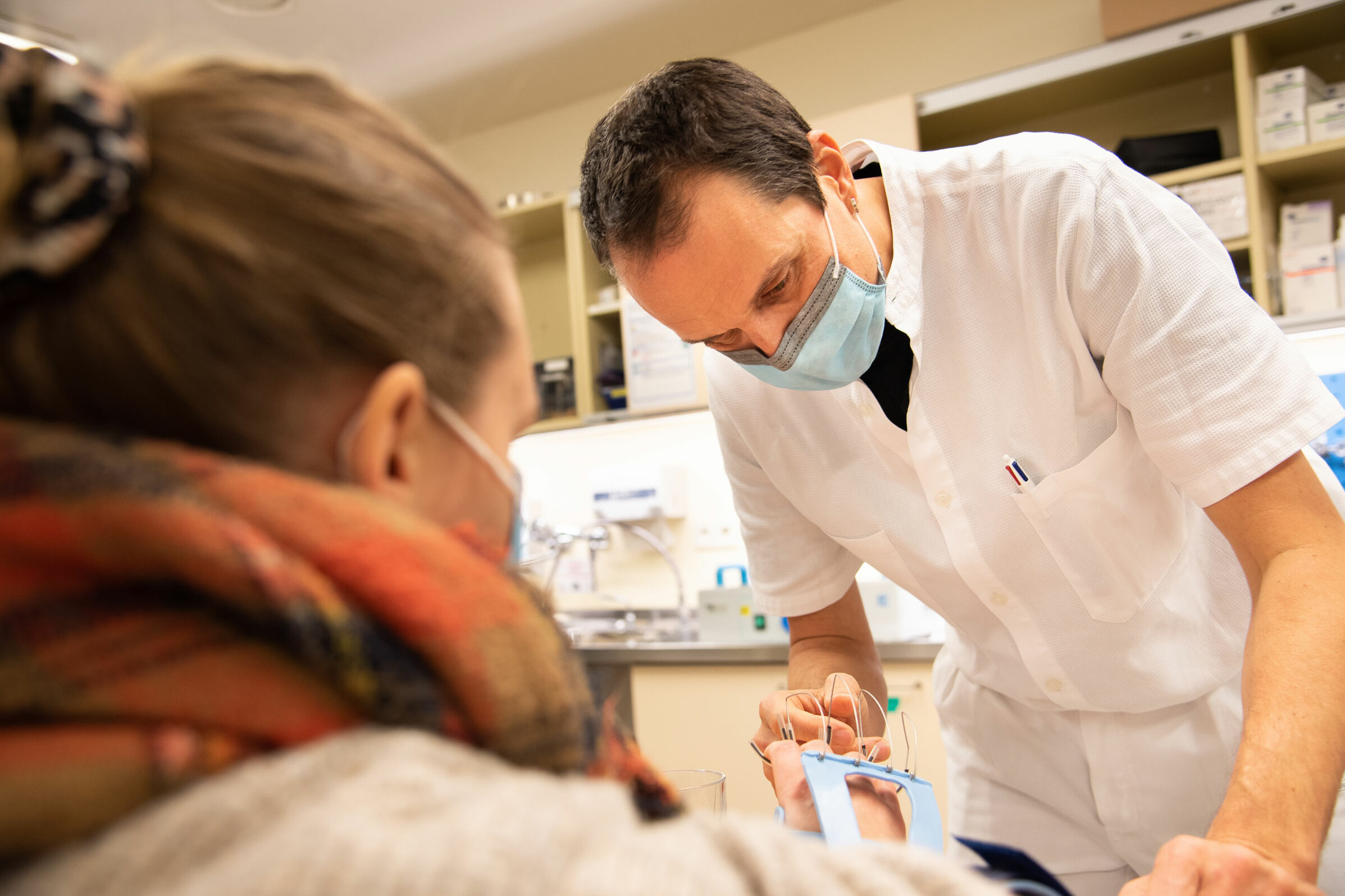 Mahl korrigiert den Sitz der Federn. Die passgenaue Schiene ermöglicht der Patientin wieder Selbstständigkeit.