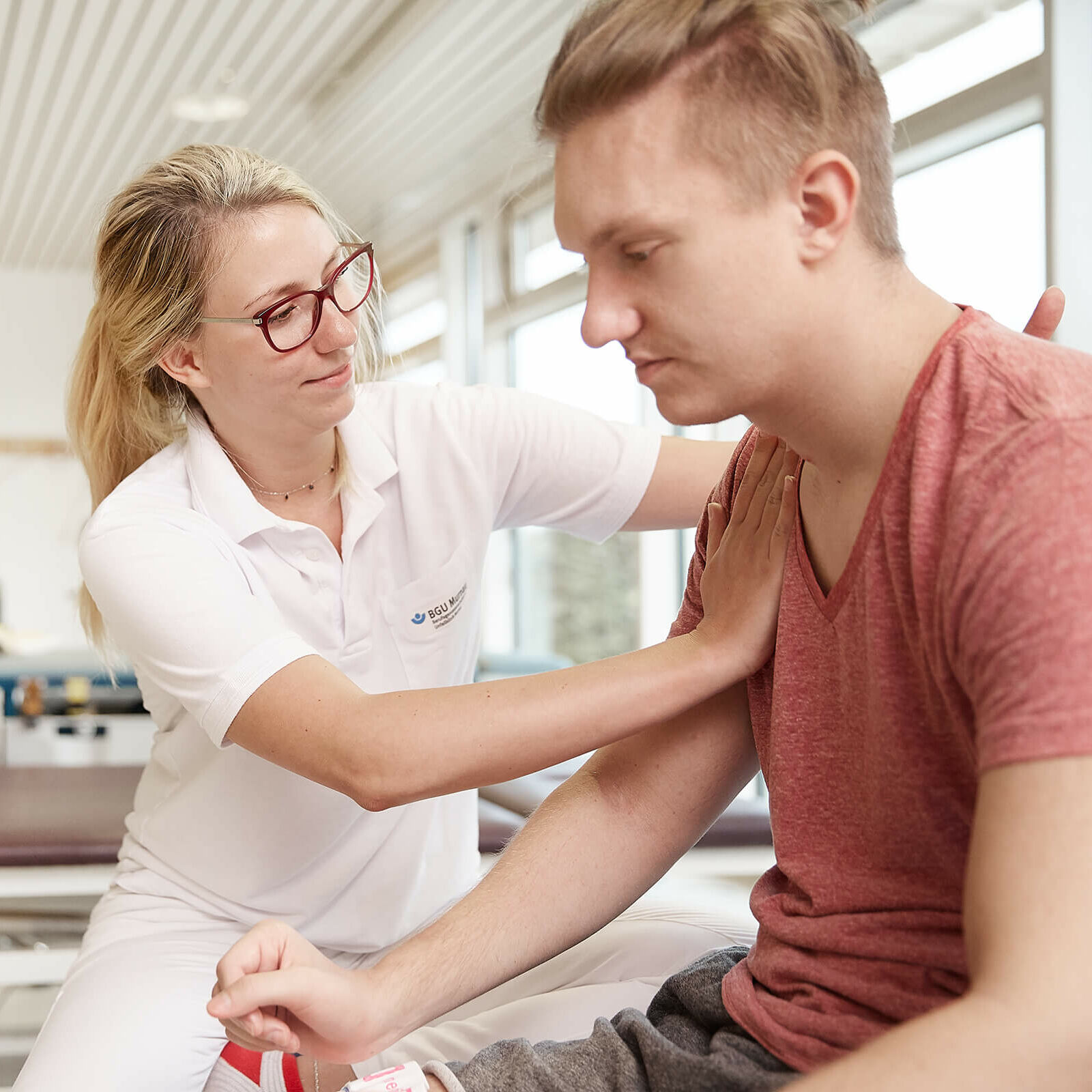 Physiotherapeutin behandelt Patienten