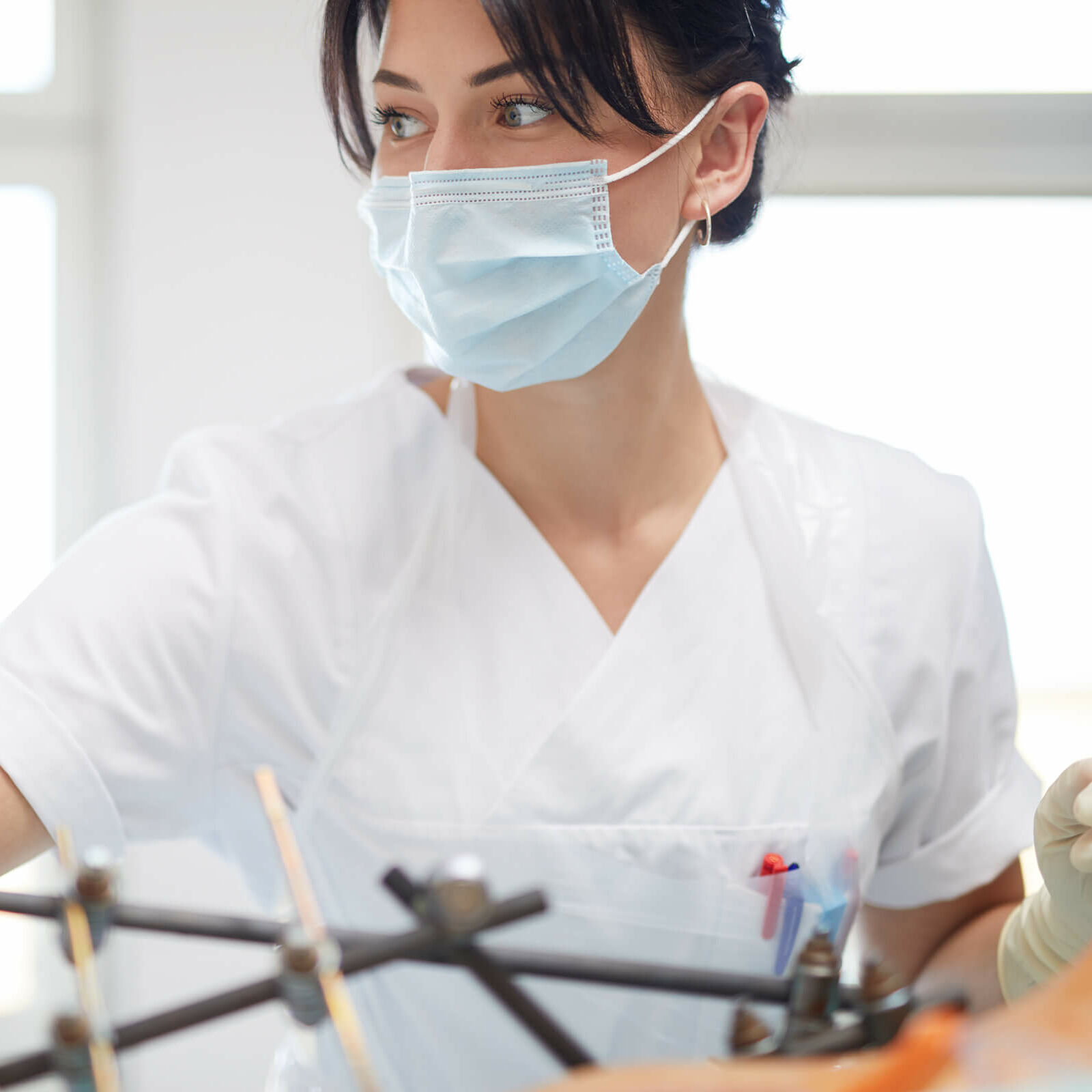 Gesundheits- und Krankenpflegerin versorgt eine Wunde