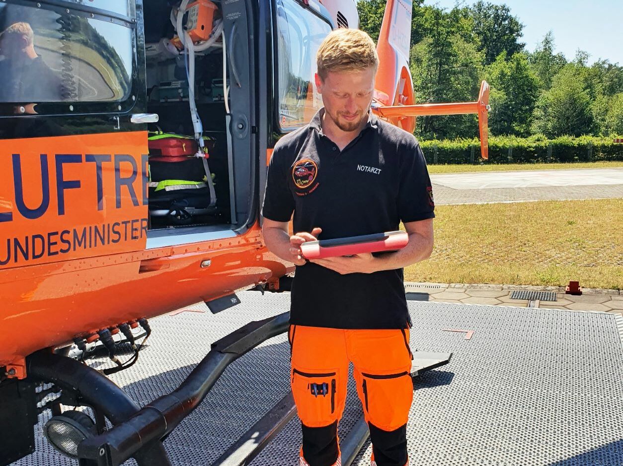 Ein Notarzt bei der Arbeit mit dem NIDApad. (Bild: BG Klinikum Duisburg)