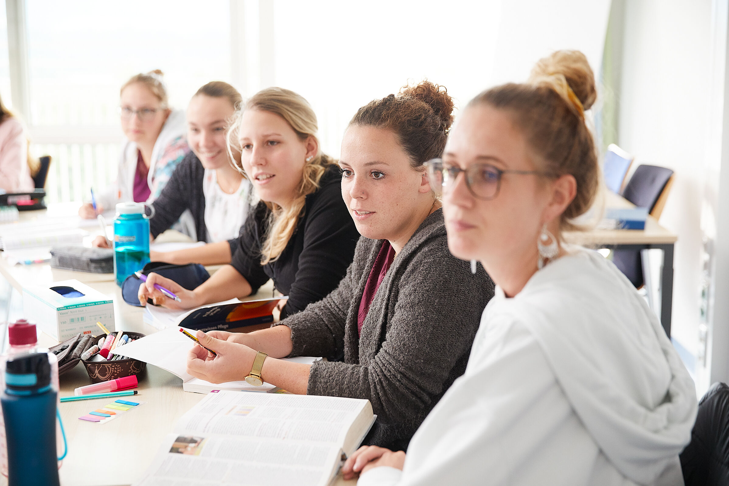 Fünf Pflegekräfte bei einer Weiterbildung