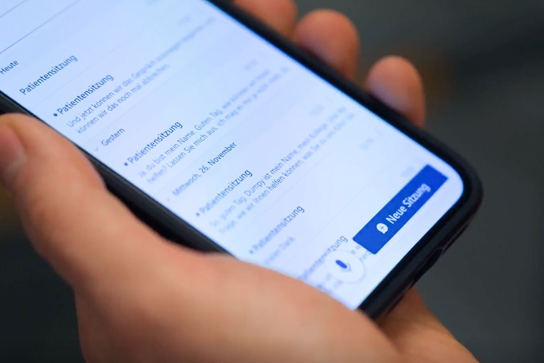 Smartphone Display in der Hand