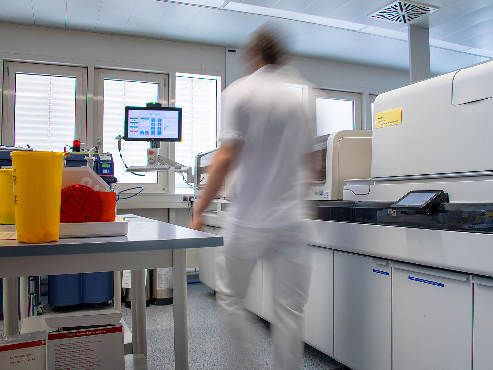 Analysengerät für klinische Chemie und Immunologie