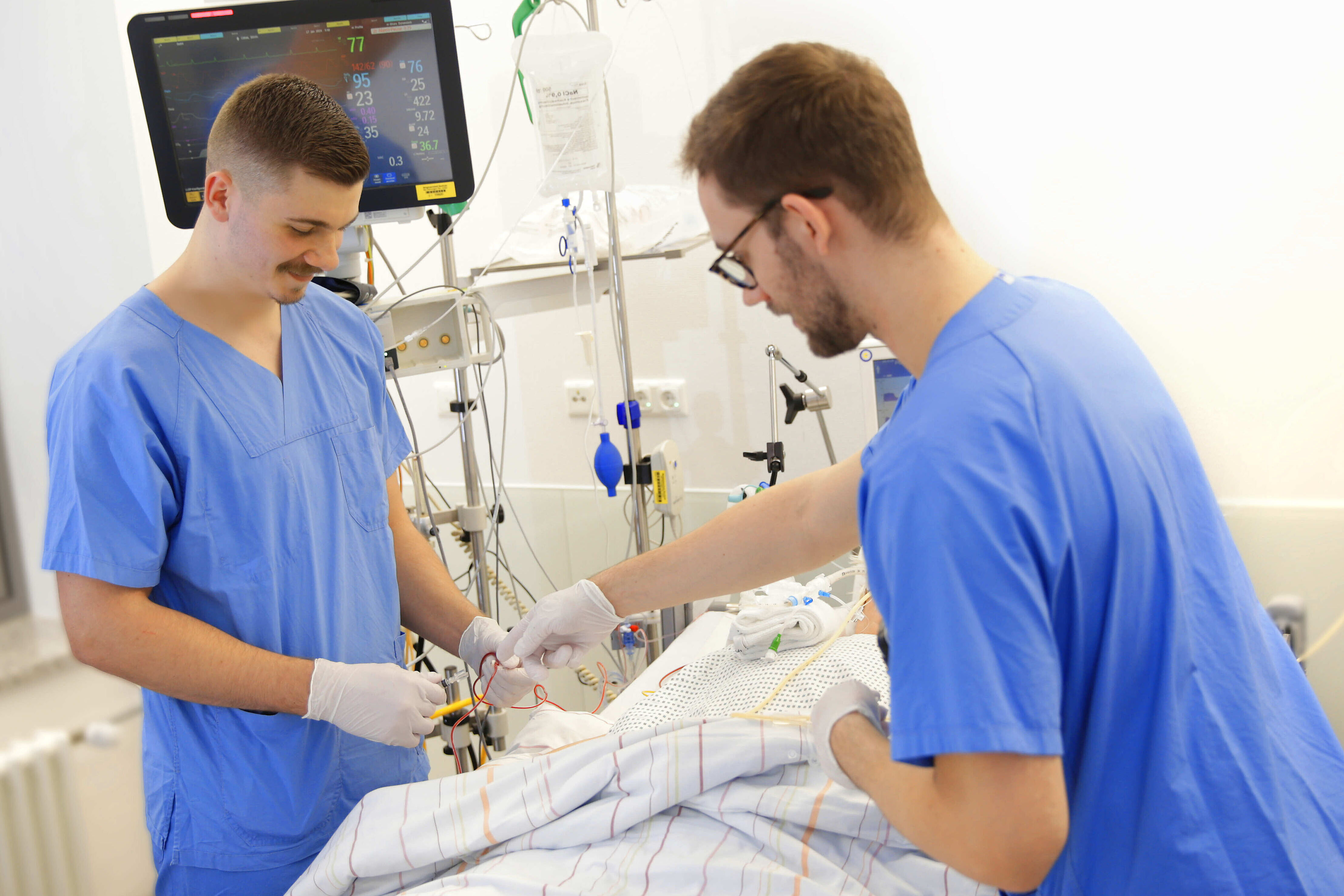 Bild: Mit der neuen „PflegePlus“-Ausbildung am Bergmannsheil werden Pflege-Expertinnen und Pflege-Experten für den Bereich Intensivpflege und Anästhesie ausgebildet, wie hier in der Simulationsanleitung dargestellt.