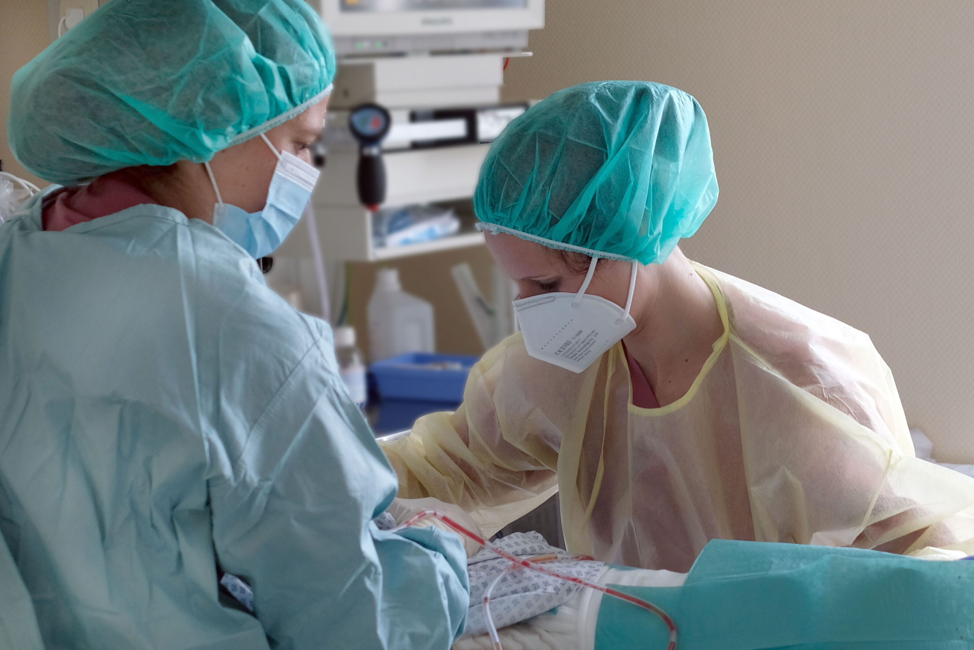 Pflegealltag: Michaela Allard und ihre Kollegin bringen den Patienten nach der Körperpflege in Seitenlage, um sein Gesäß vor Druckstellen zu schützen.