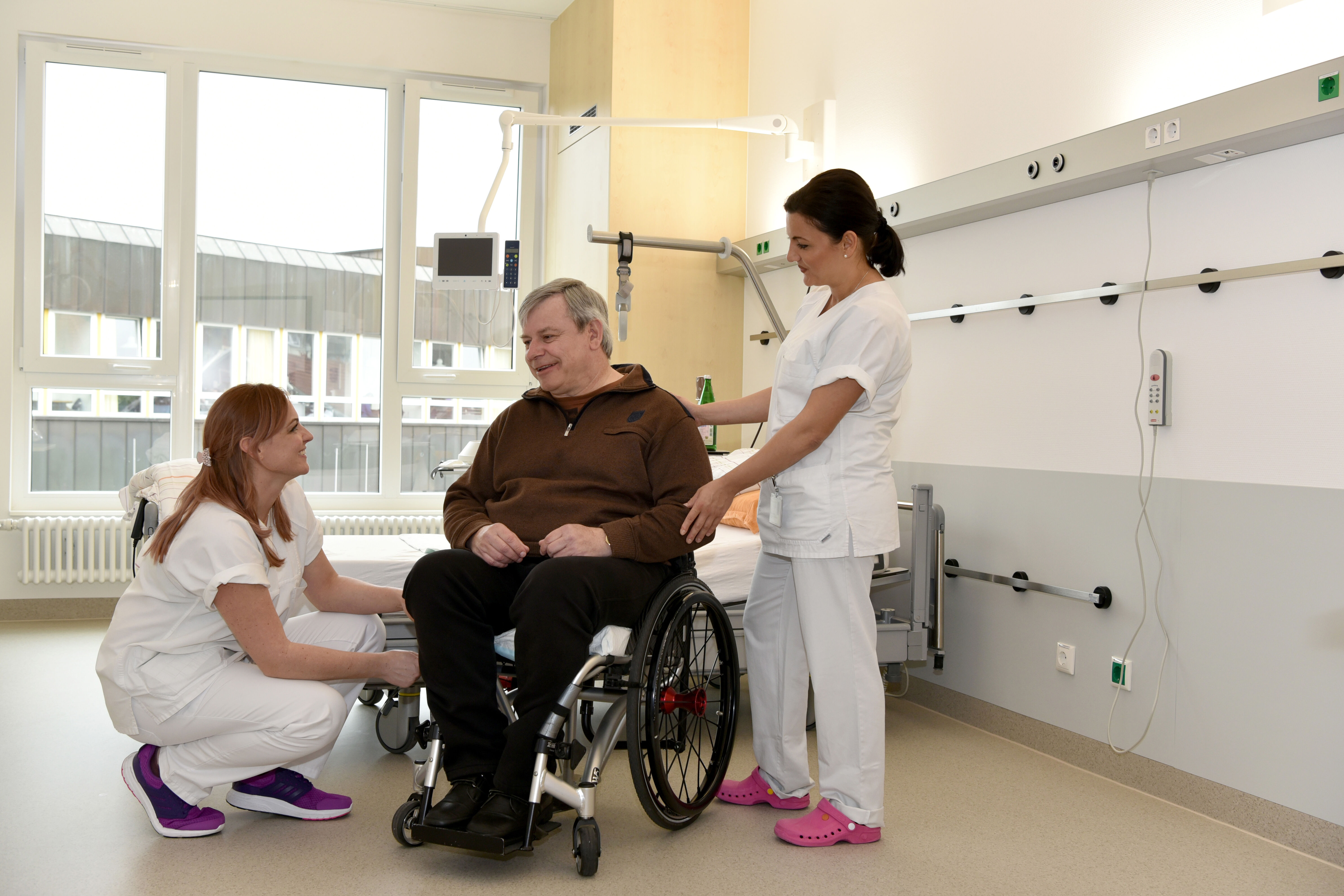 Bildmotiv Fachbereich Rückenmarkverletzte: Pflegesituation im Patientenzimmer