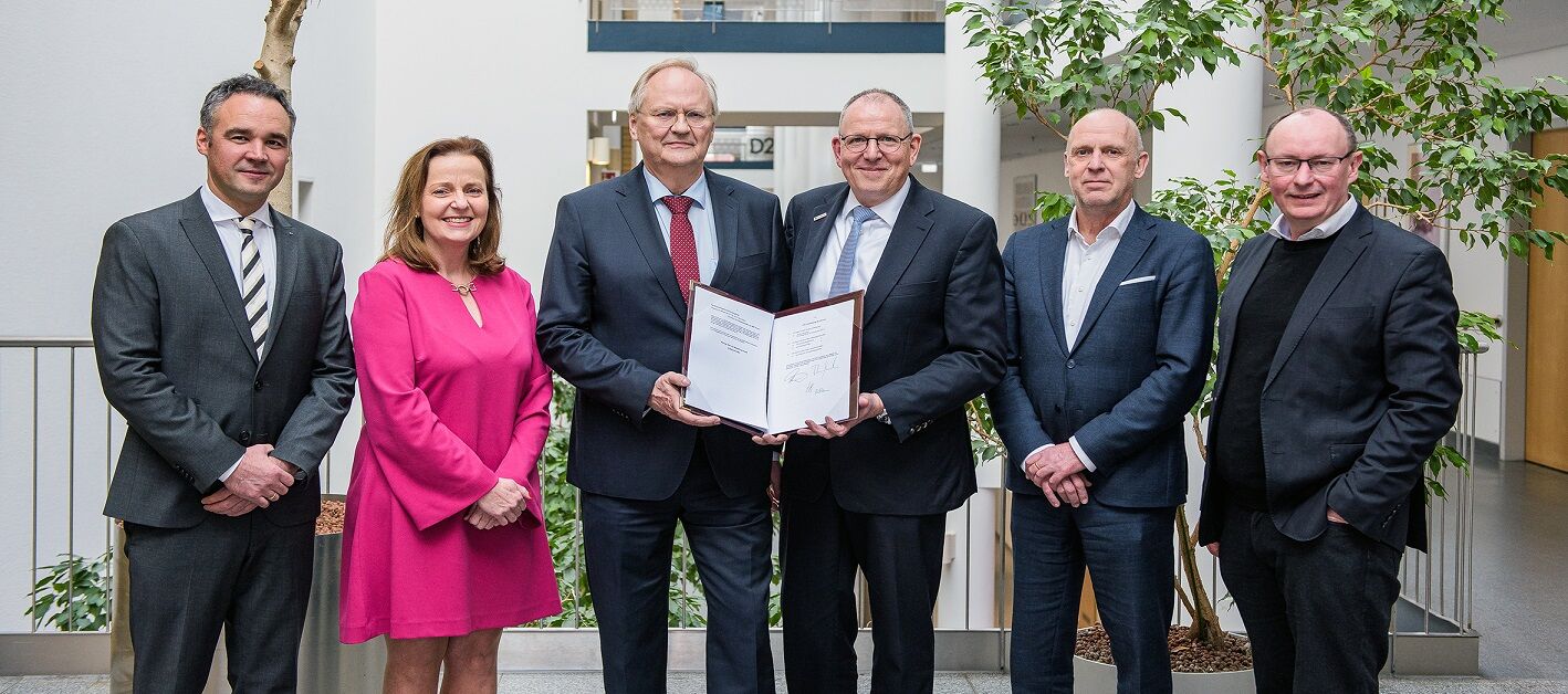 Universitätsklinikum Halle und BG Klinikum Bergmannstrost Halle unterzeichnen Erbbaurechtsvertrag