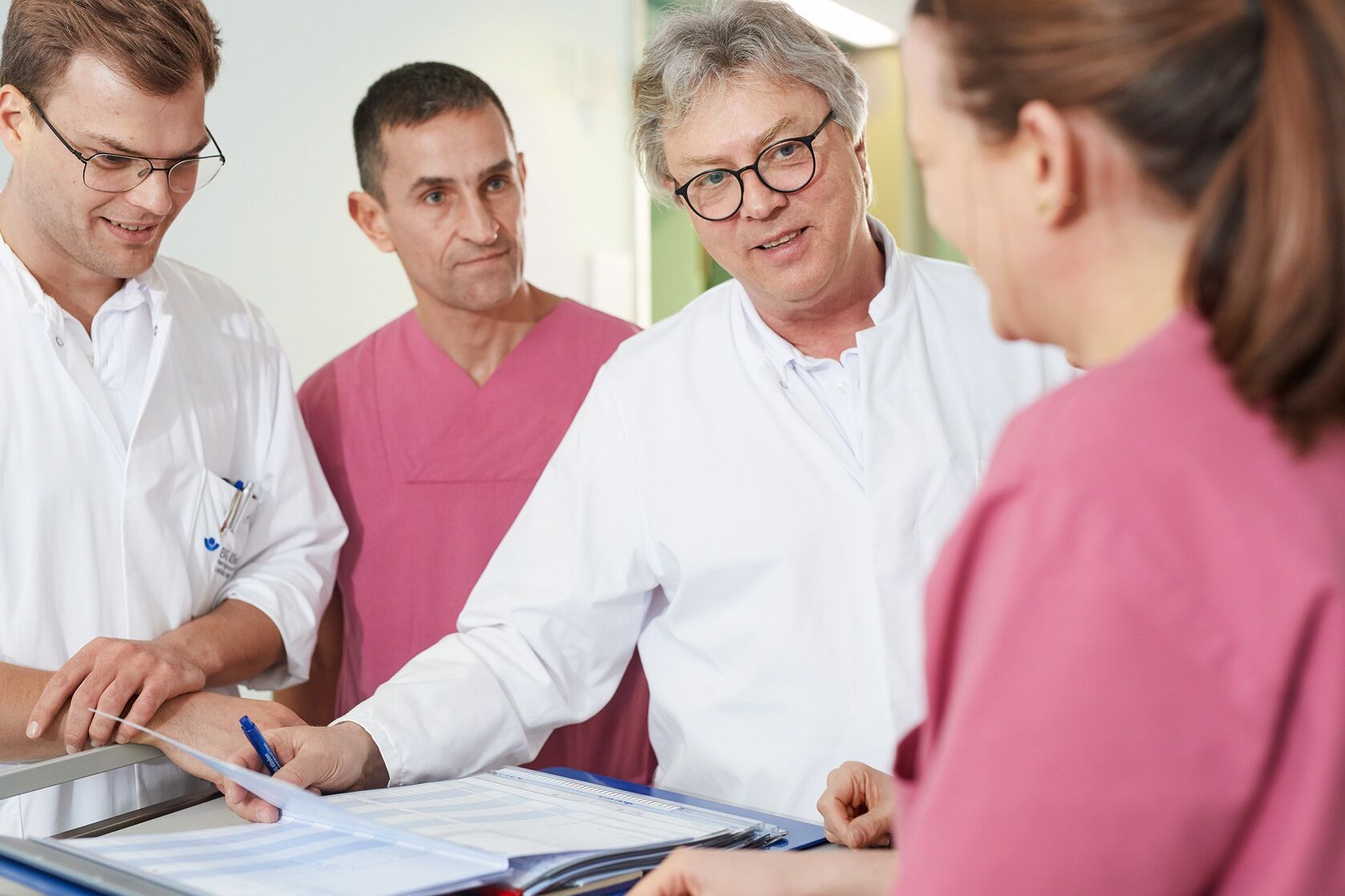 Arbeitgeber BG Kliniken Vier Personen im Gespräch