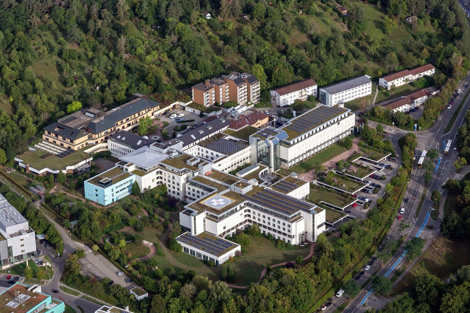 Luftbild der BG Klinik Tübingen mit Hubschrauberlandeplatz.