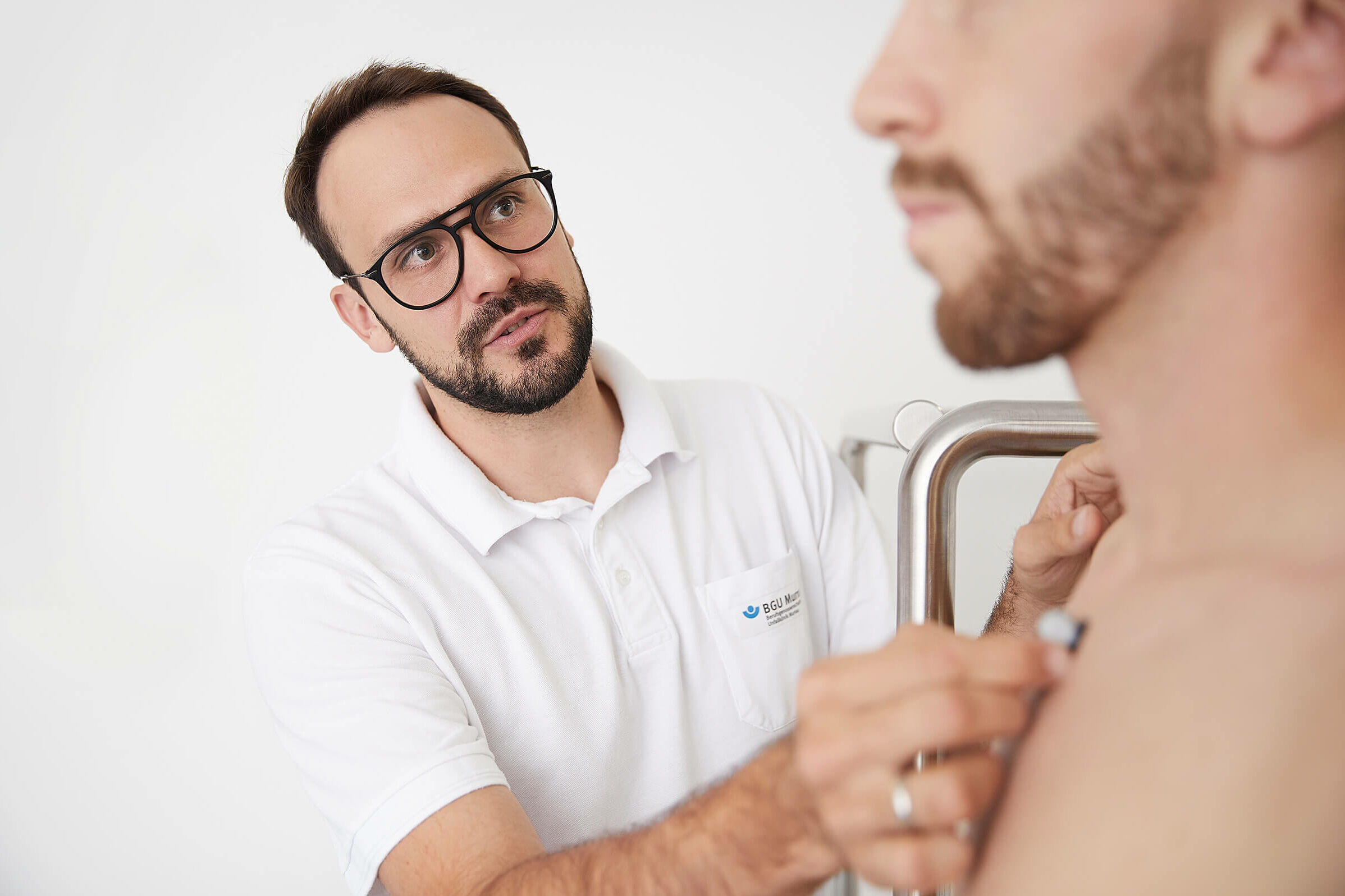 Arzt untersucht Patient