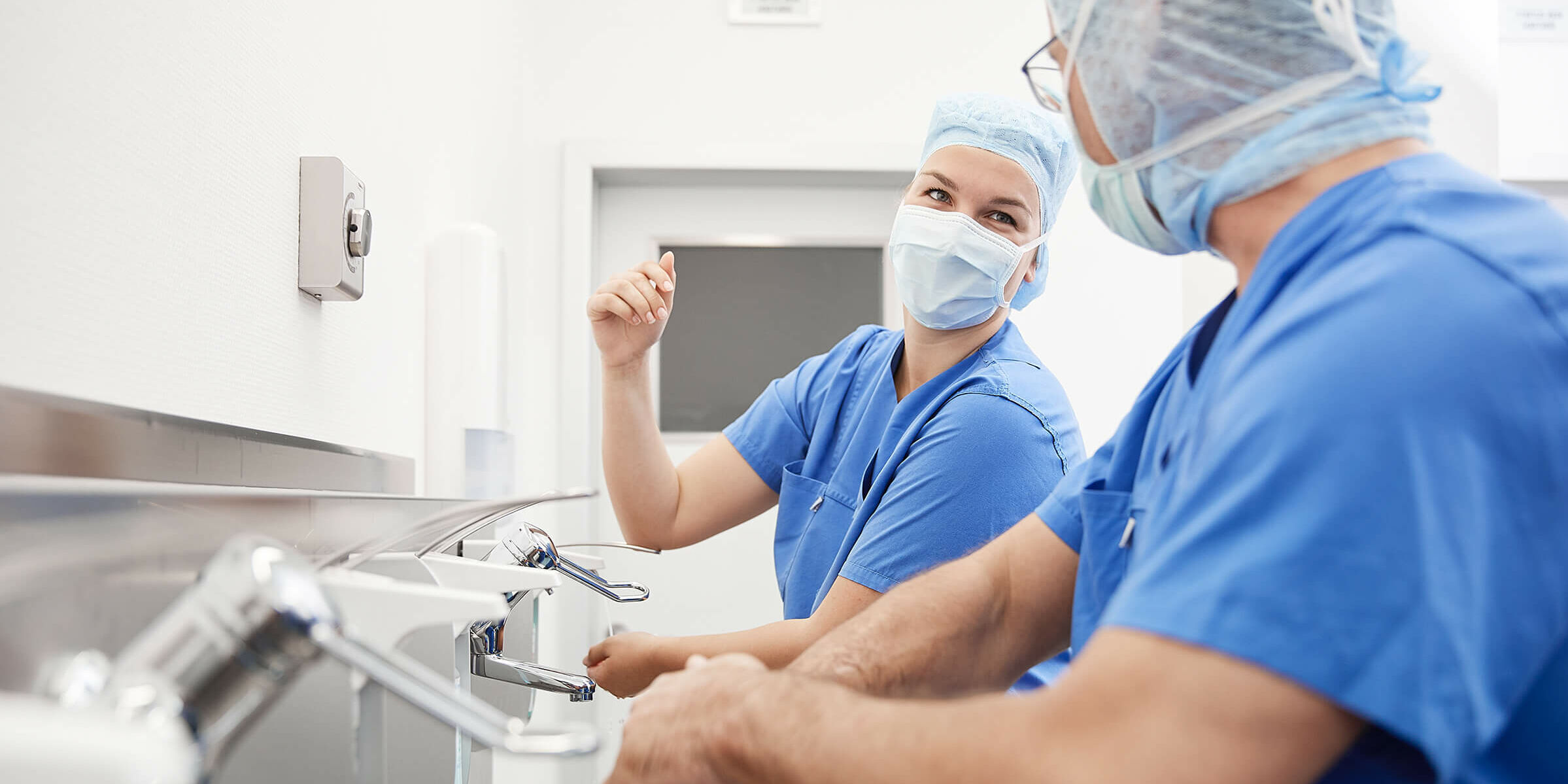BG Klinikum Hamburg Ärzte sprechen miteinander